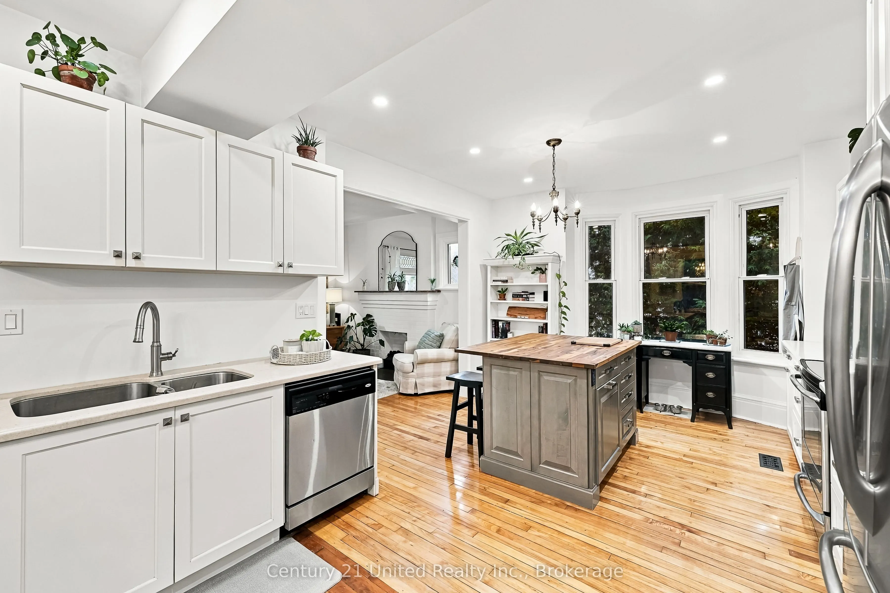 164 University Avenue W