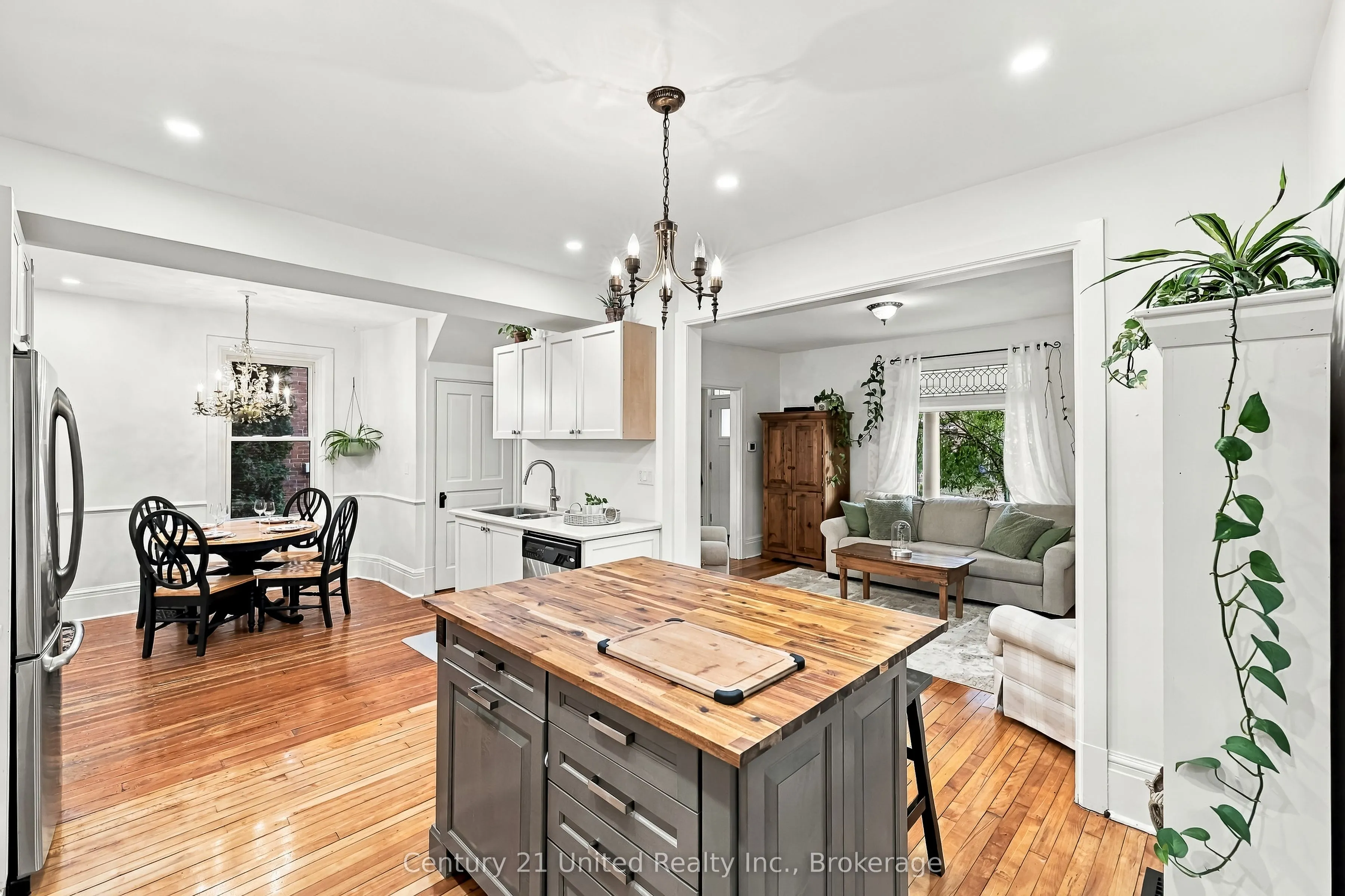 164 University Avenue W