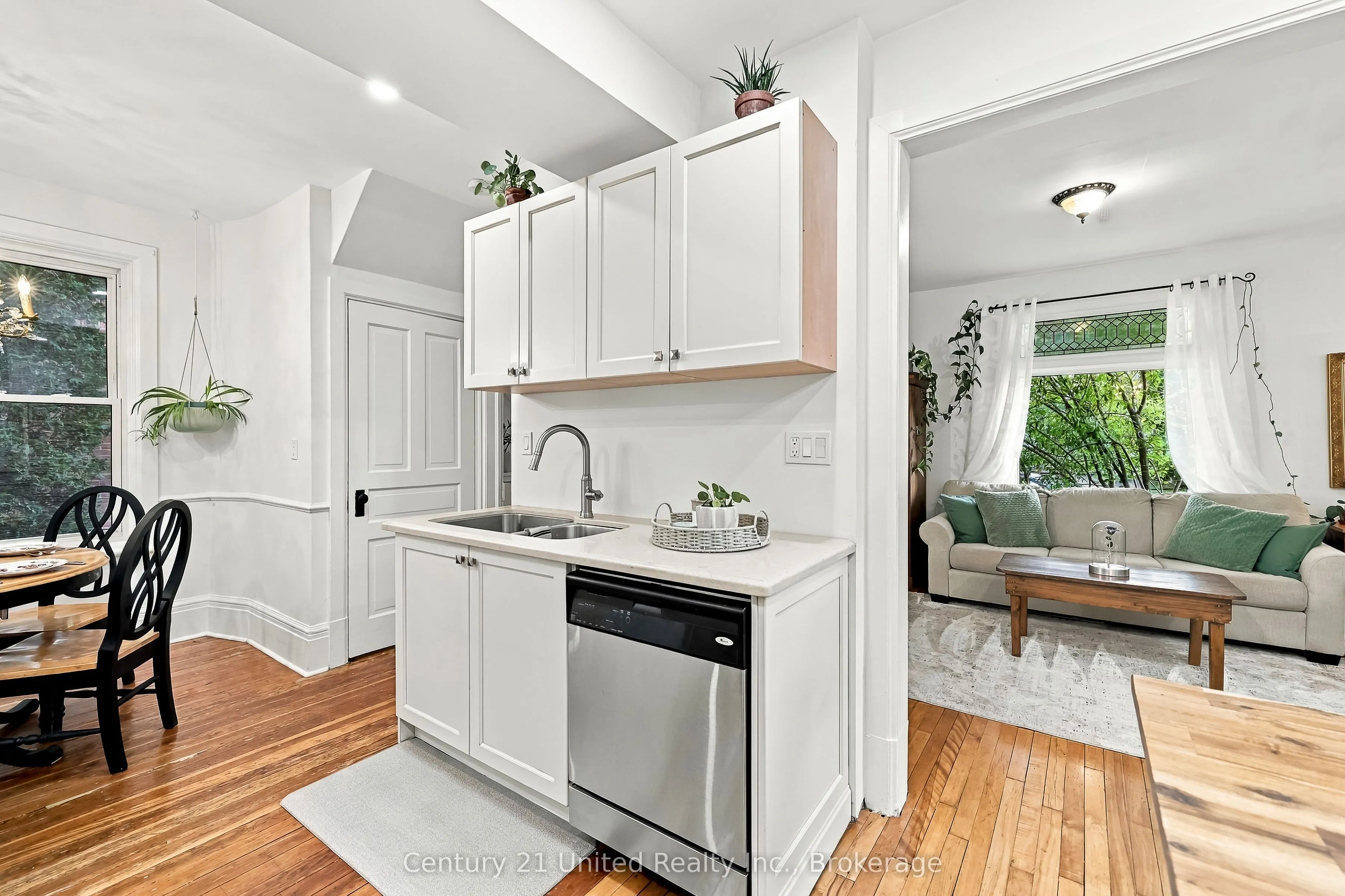 164 University Avenue W