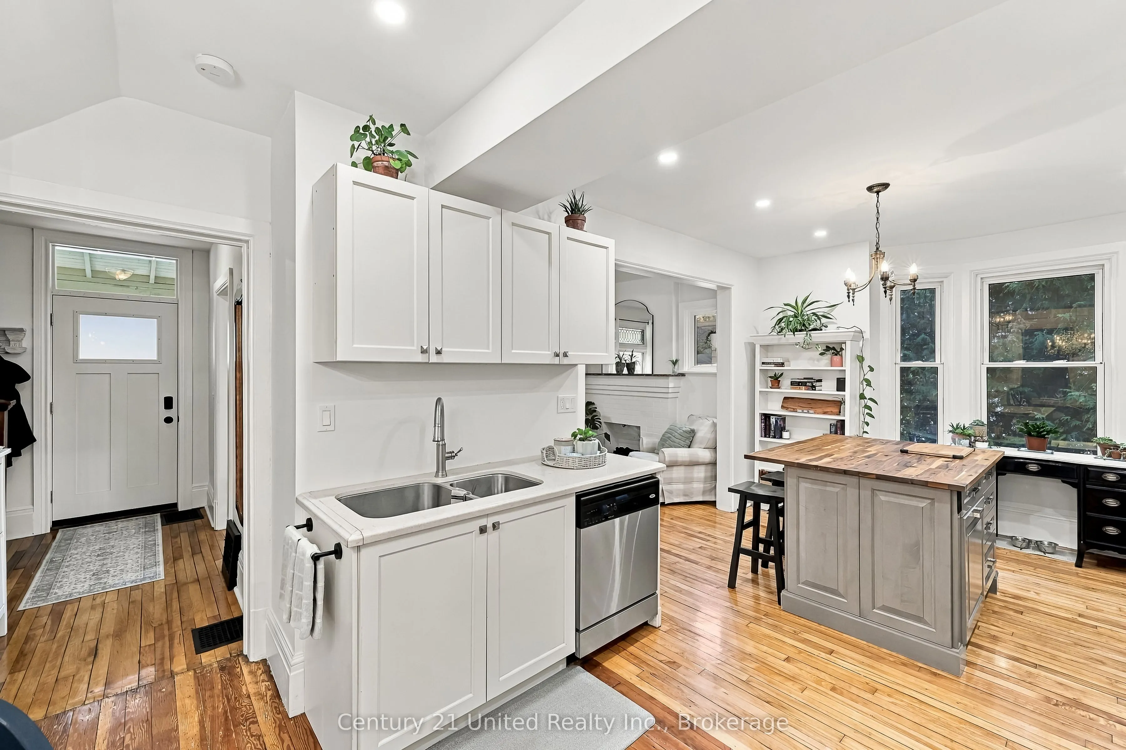 164 University Avenue W