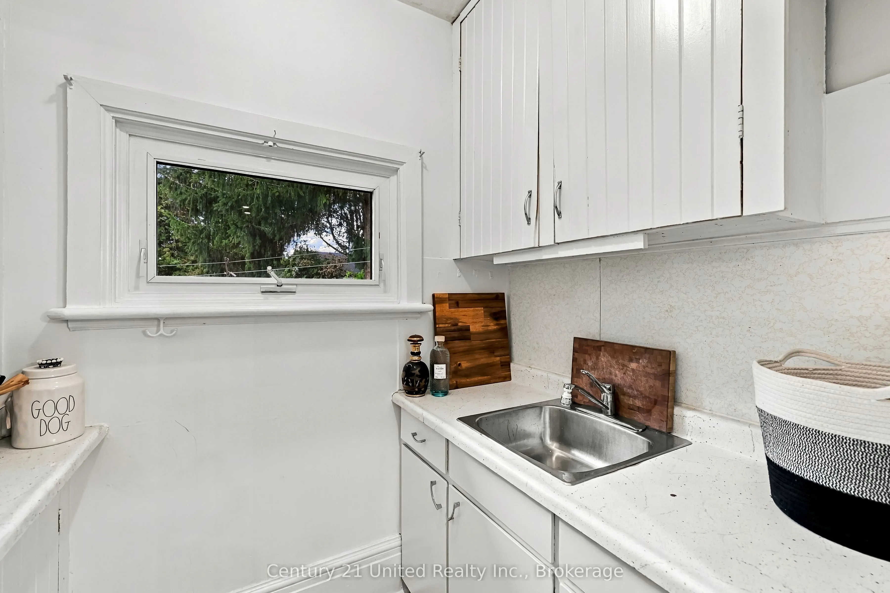 164 University Avenue W
