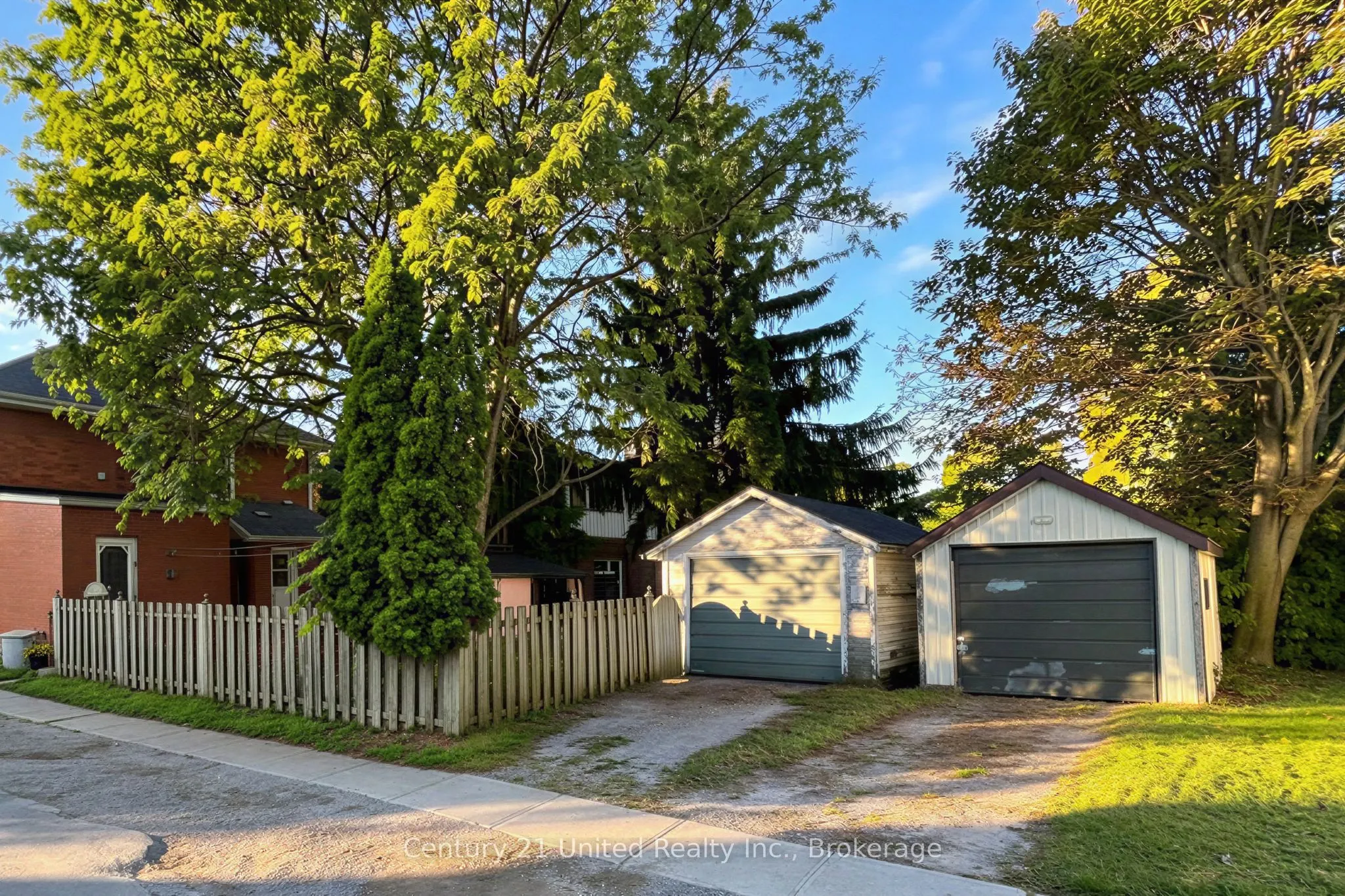 164 University Avenue W