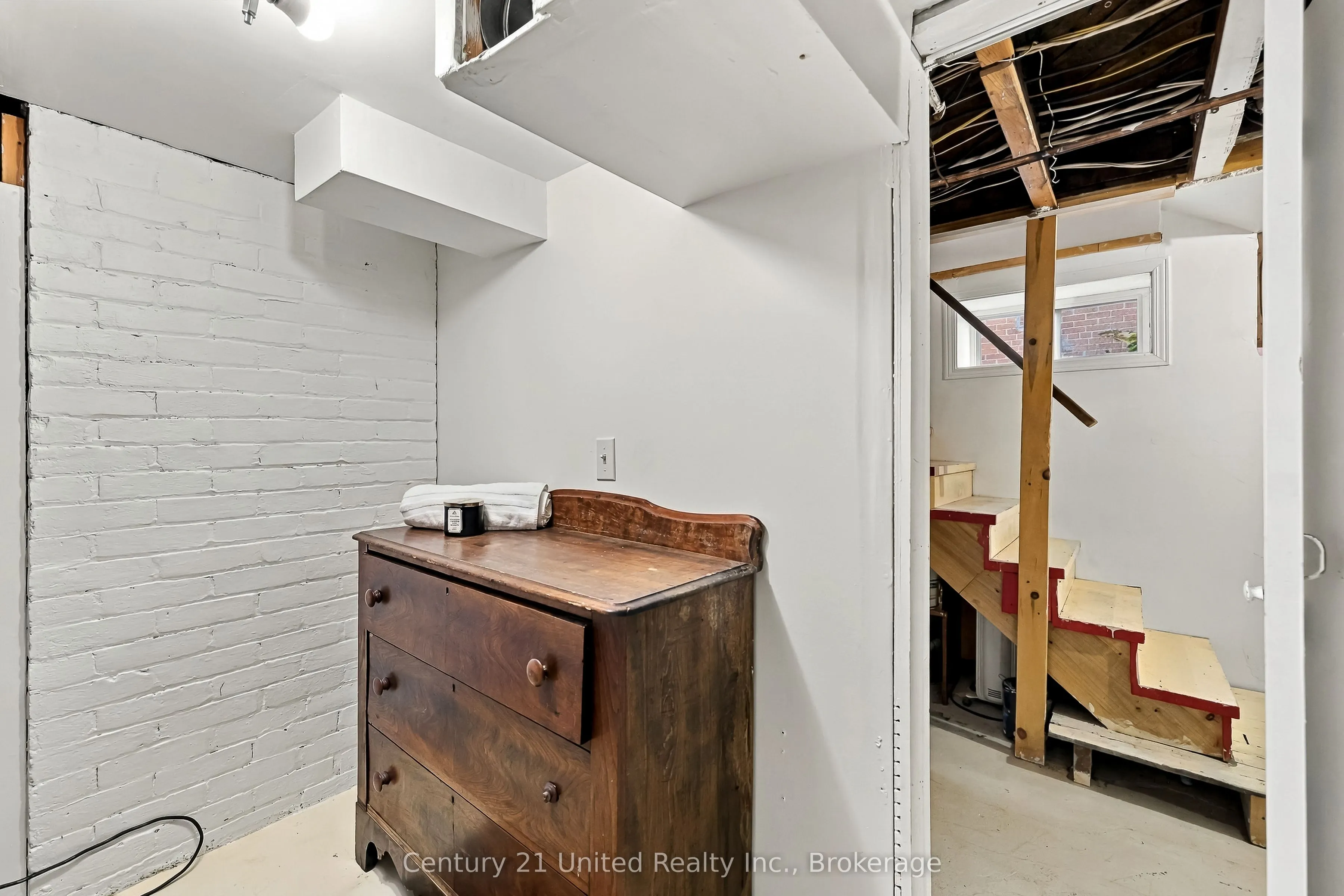 164 University Avenue W