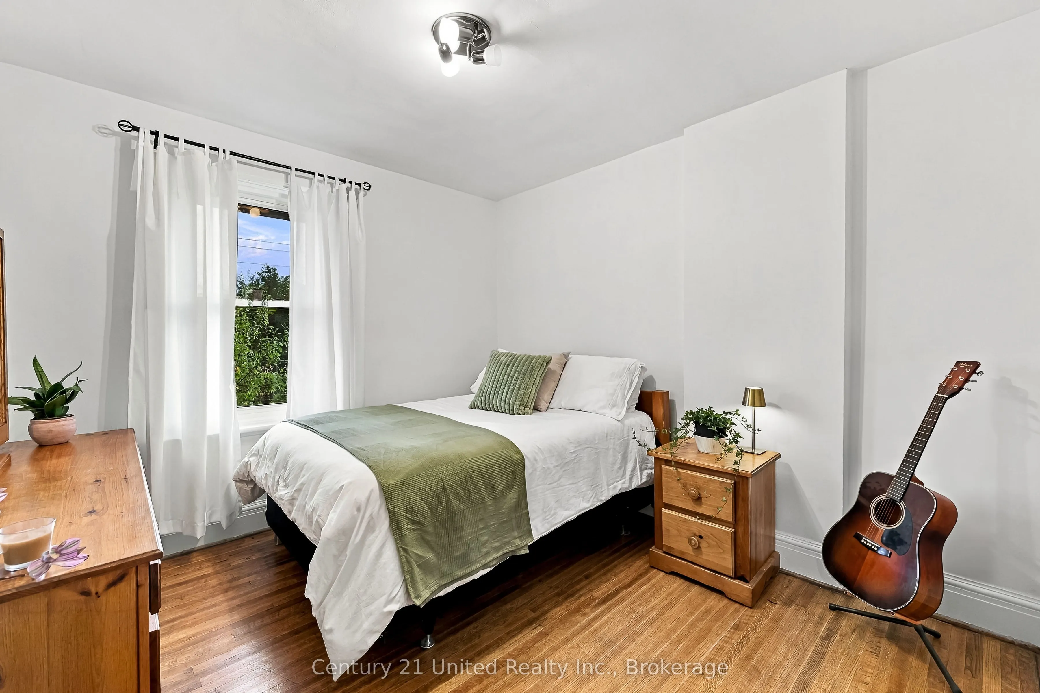 164 University Avenue W