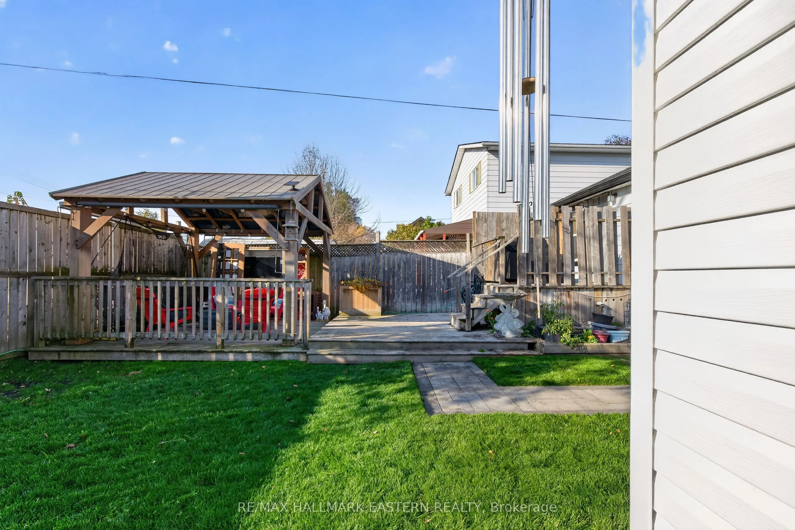 563 Howden Street