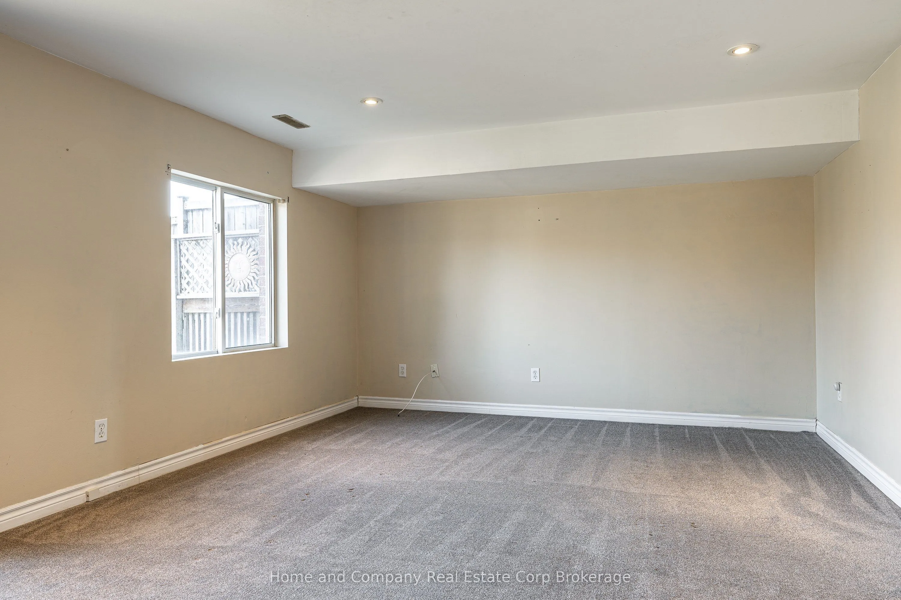 82 Walsh Crescent