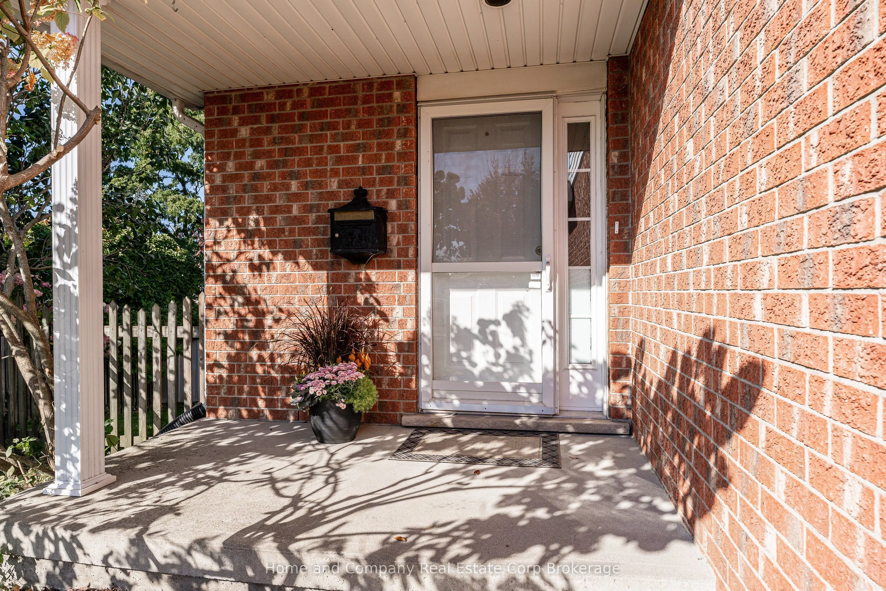 82 Walsh Crescent
