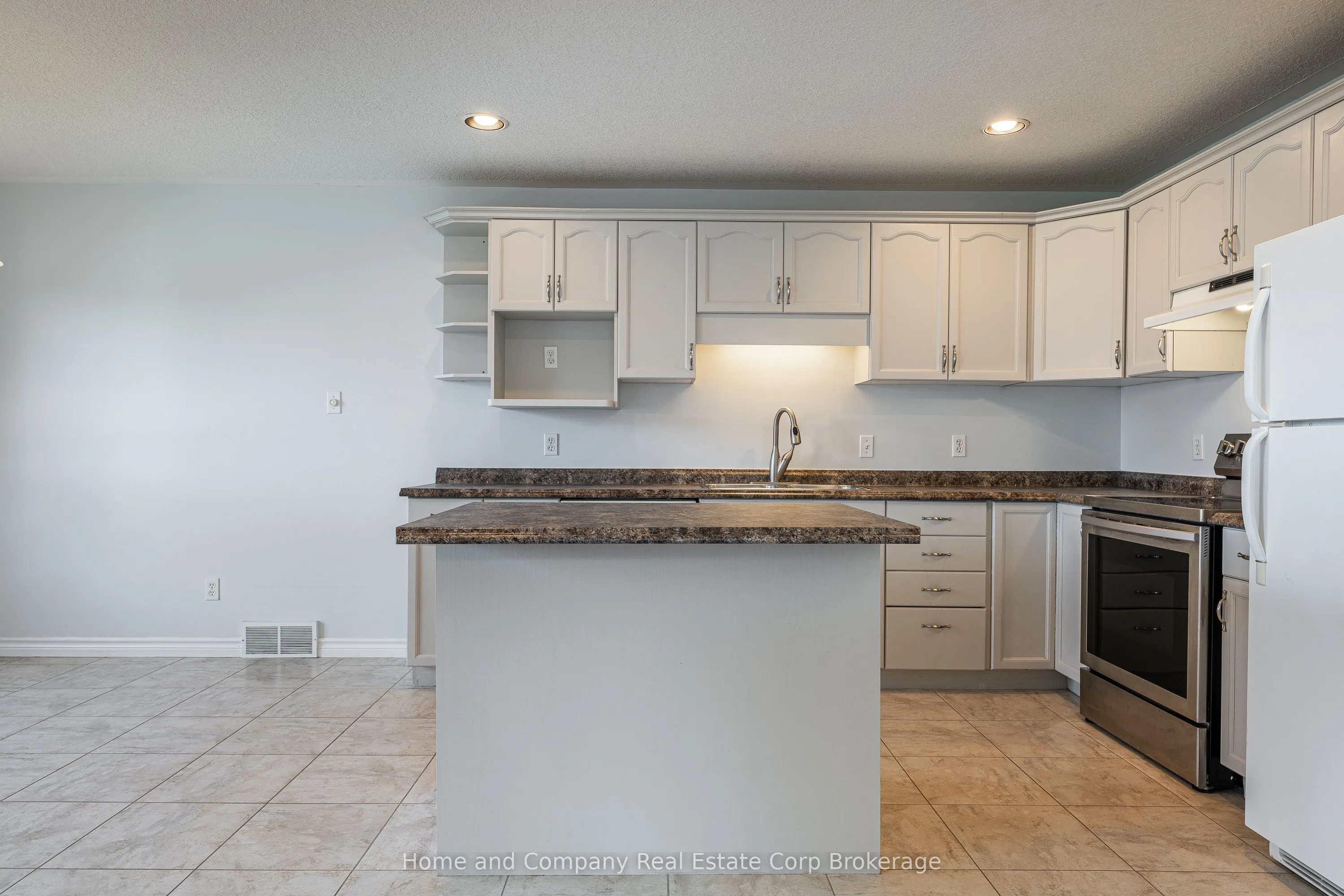 82 Walsh Crescent