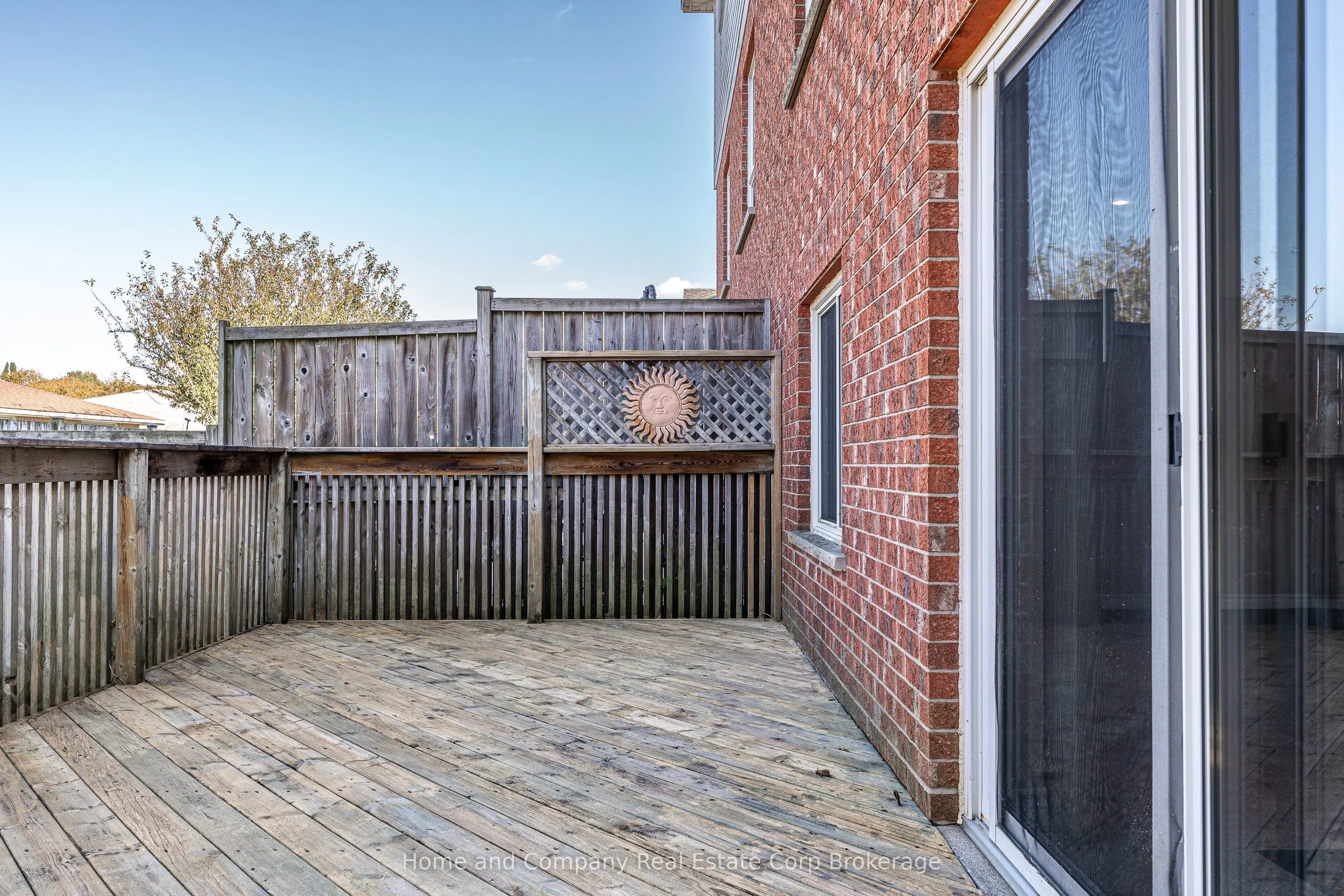 82 Walsh Crescent