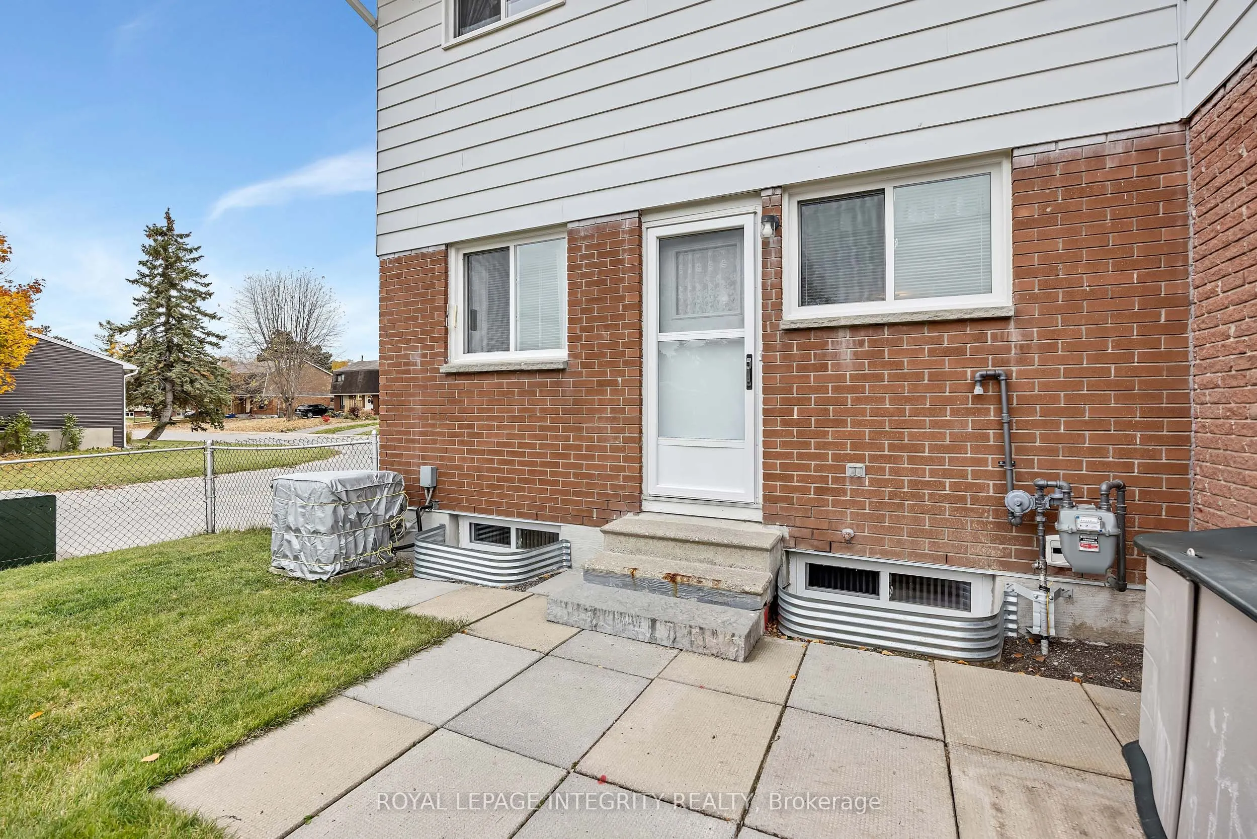 262 Edward Street S