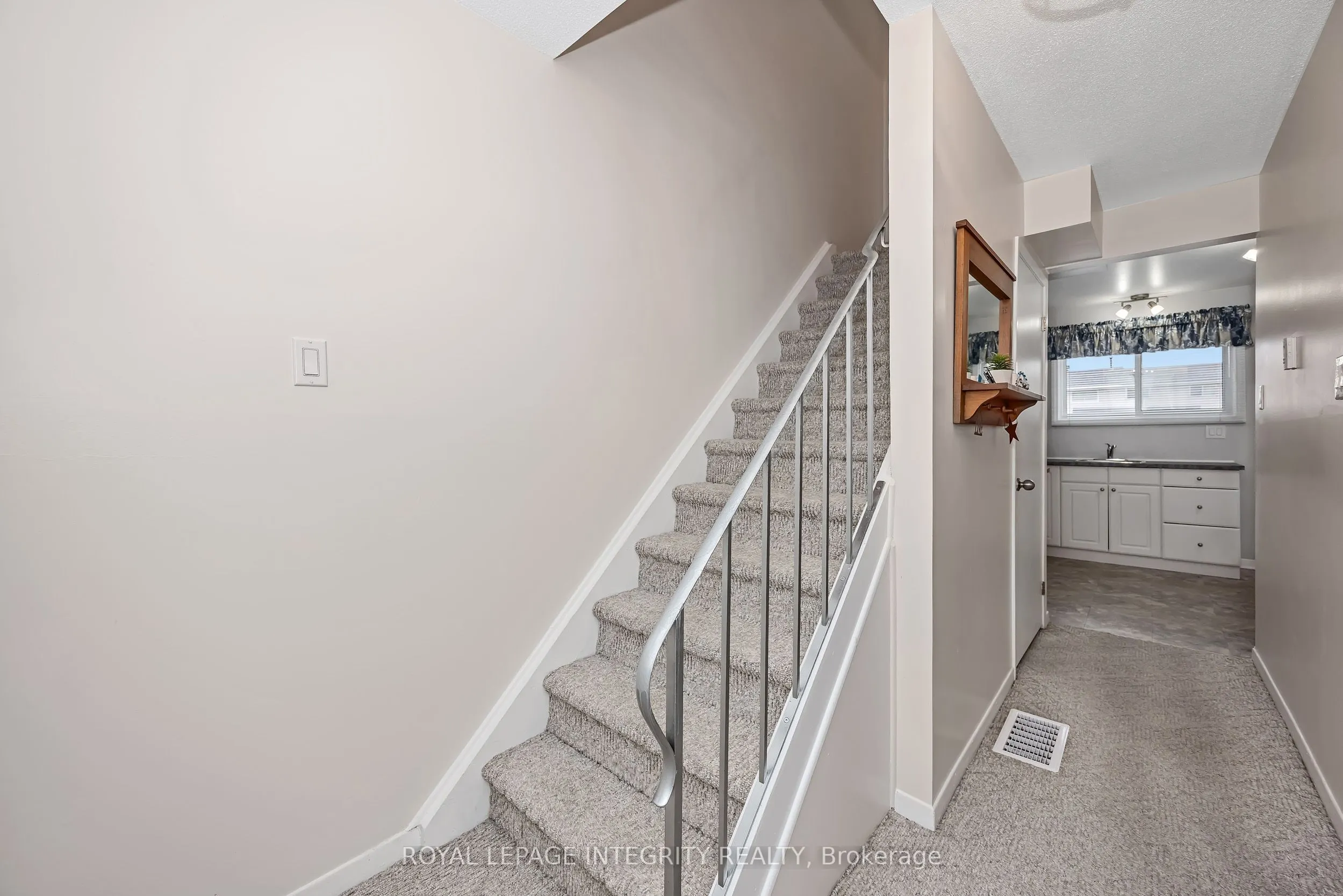 262 Edward Street S