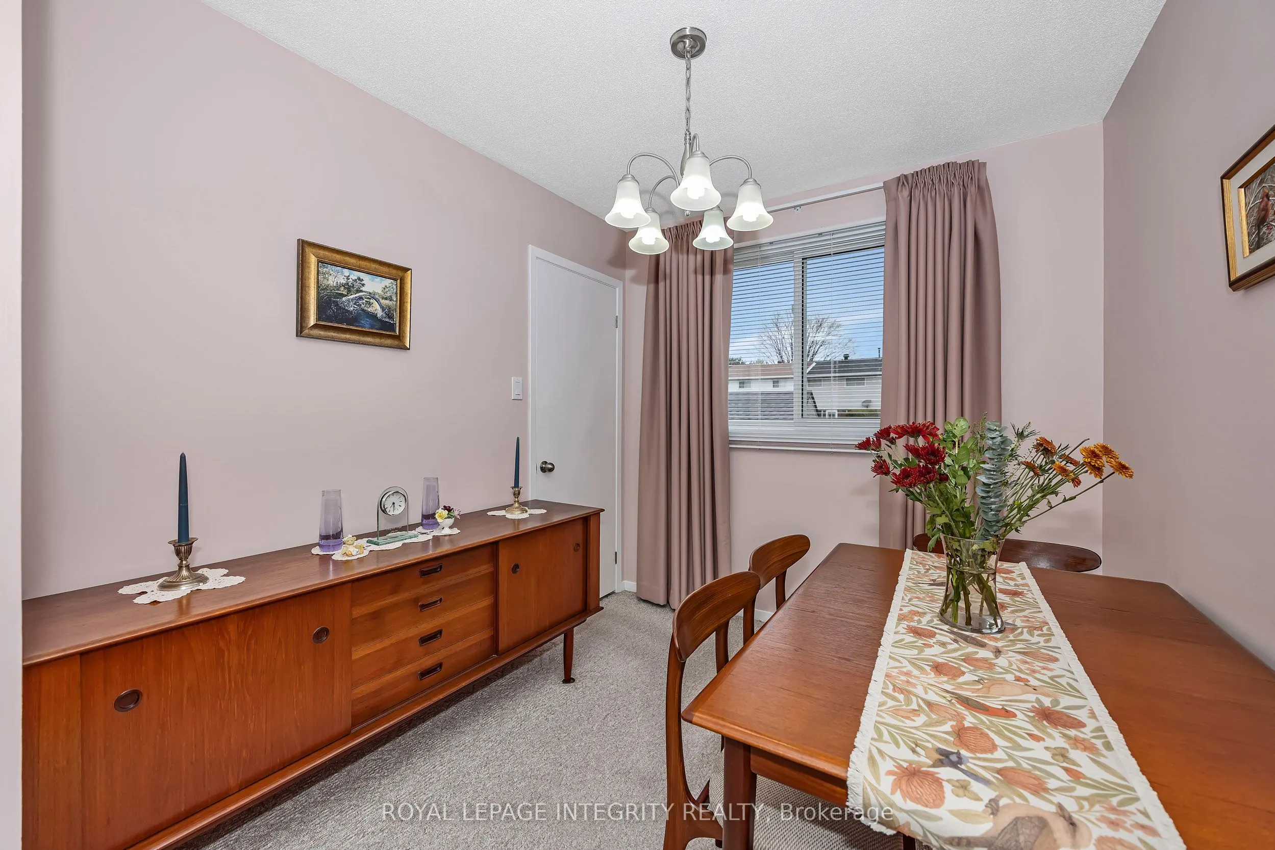 262 Edward Street S