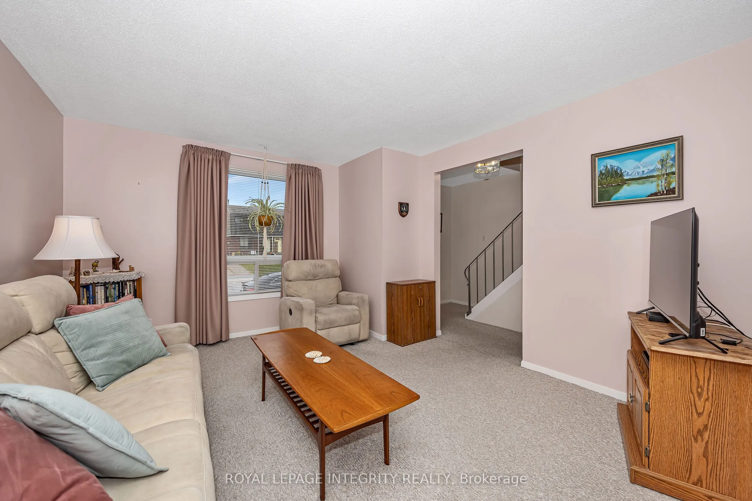 262 Edward Street S