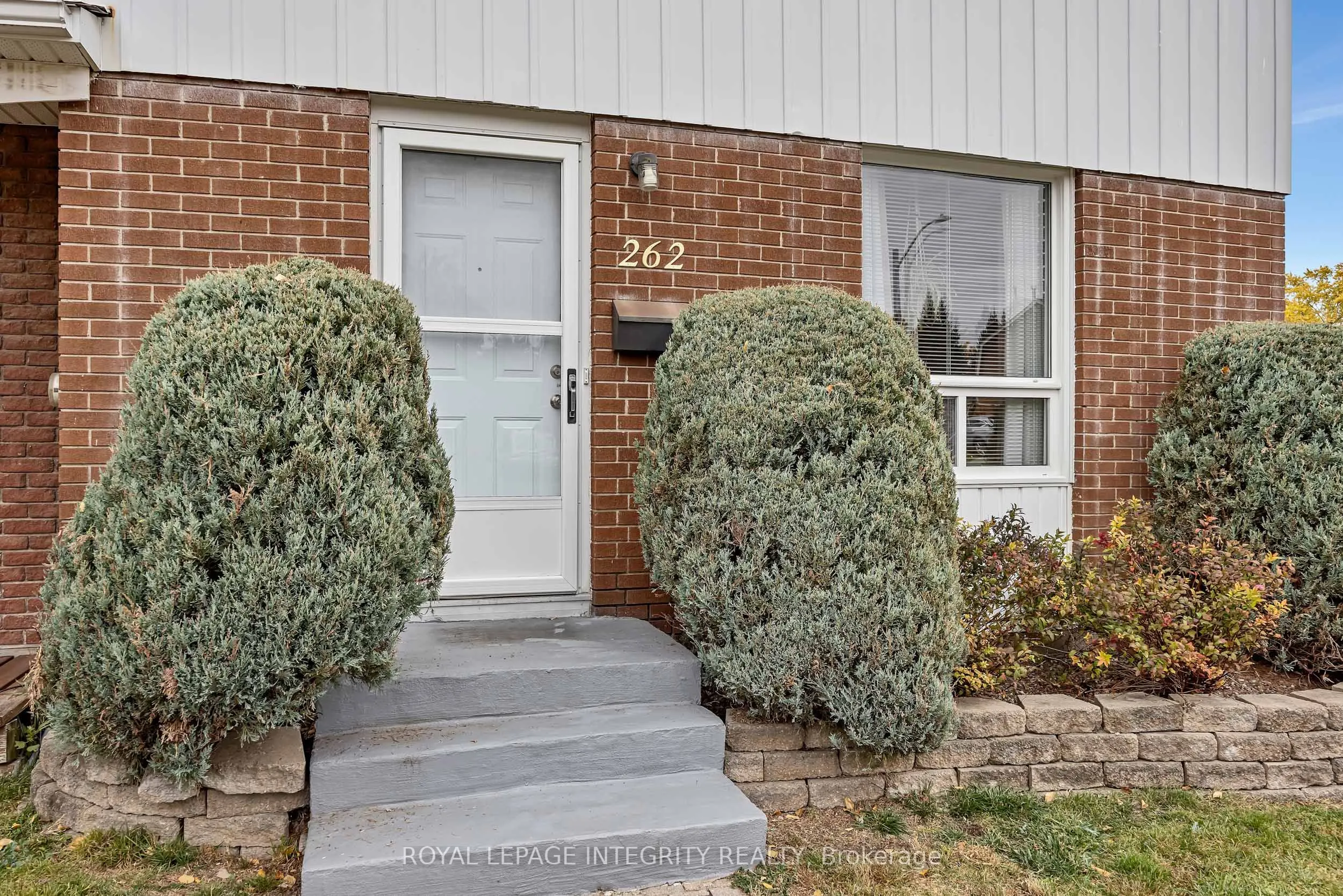 262 Edward Street S
