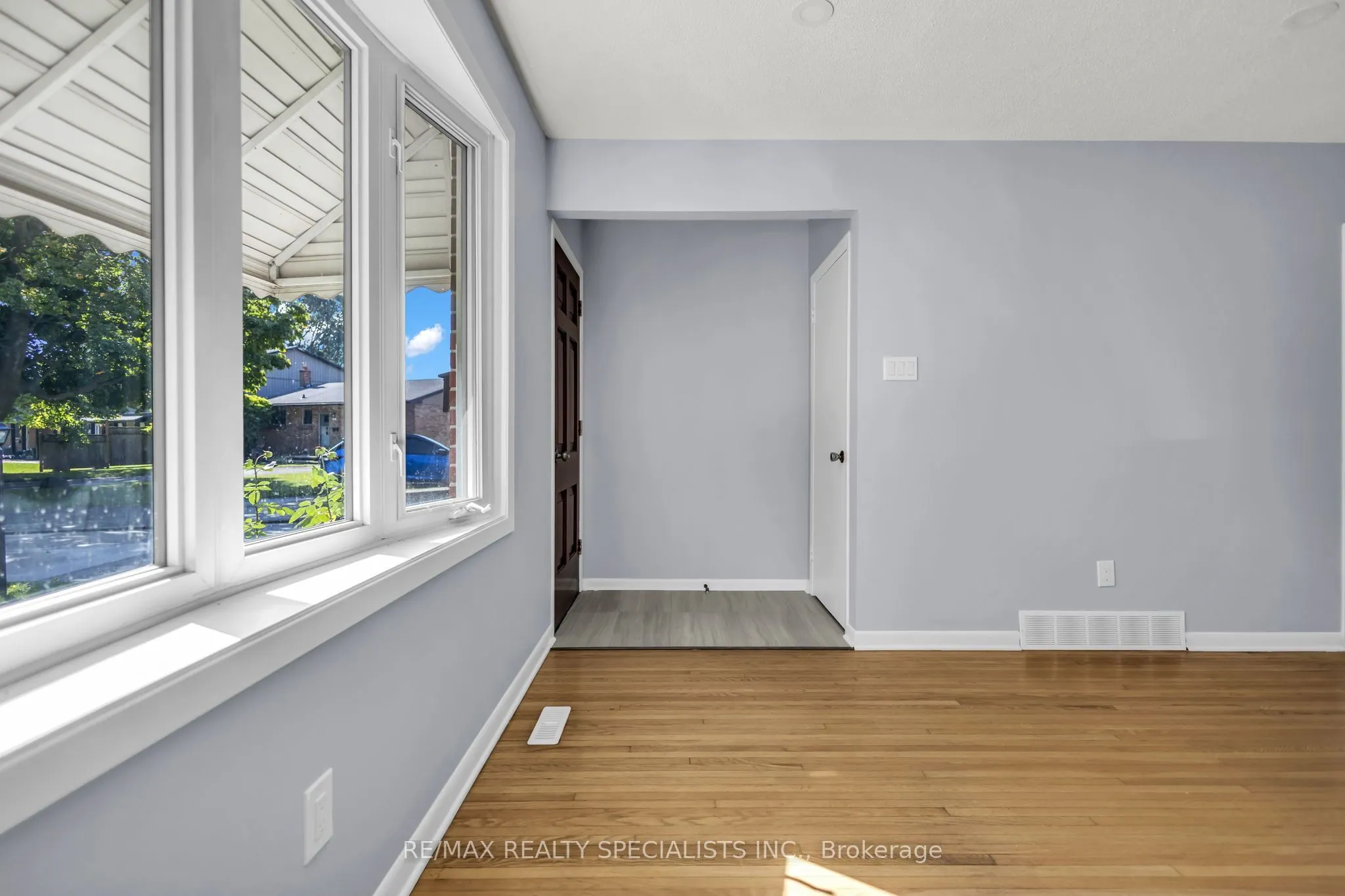 27 TOULON Crescent
