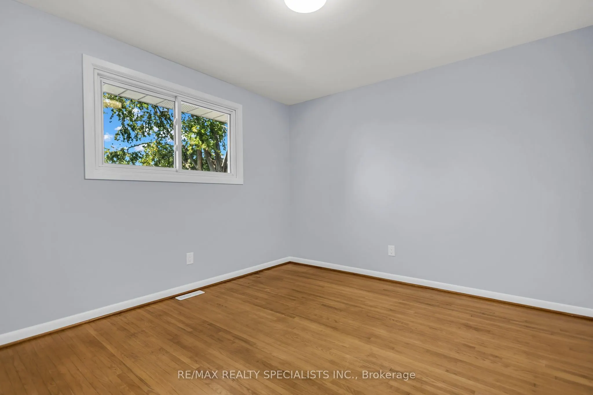 27 TOULON Crescent