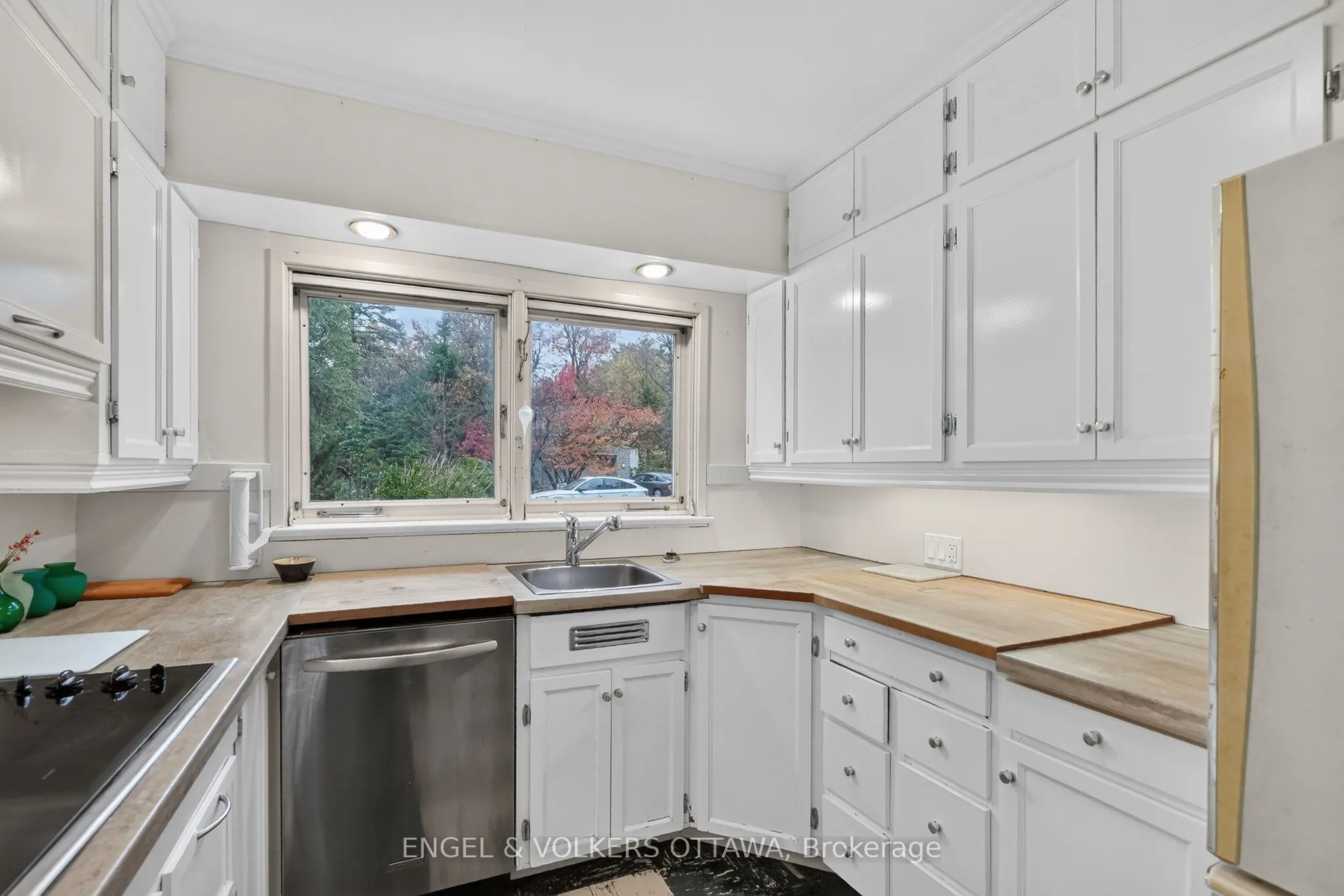 185 Lakeway Drive