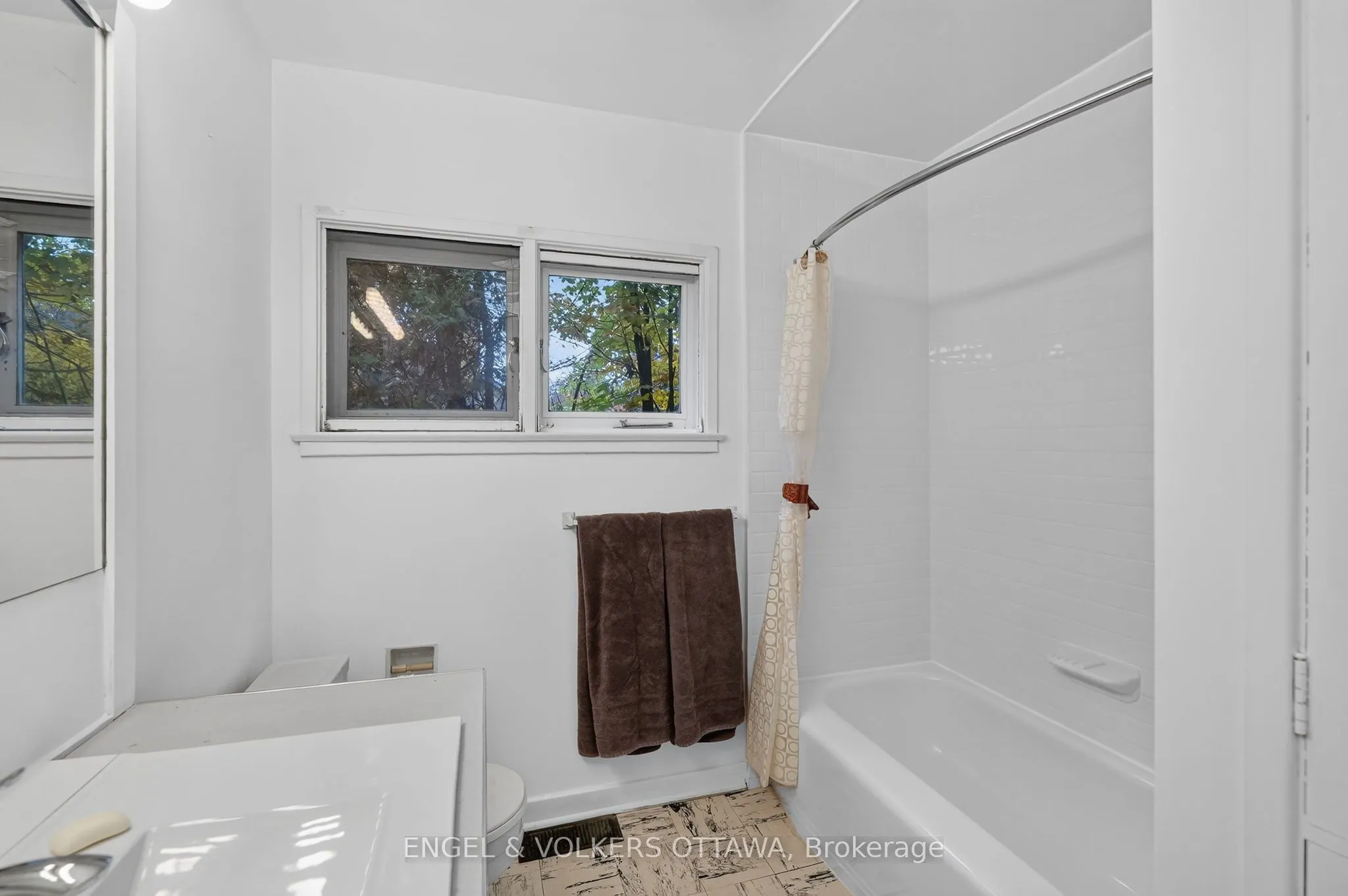 185 Lakeway Drive