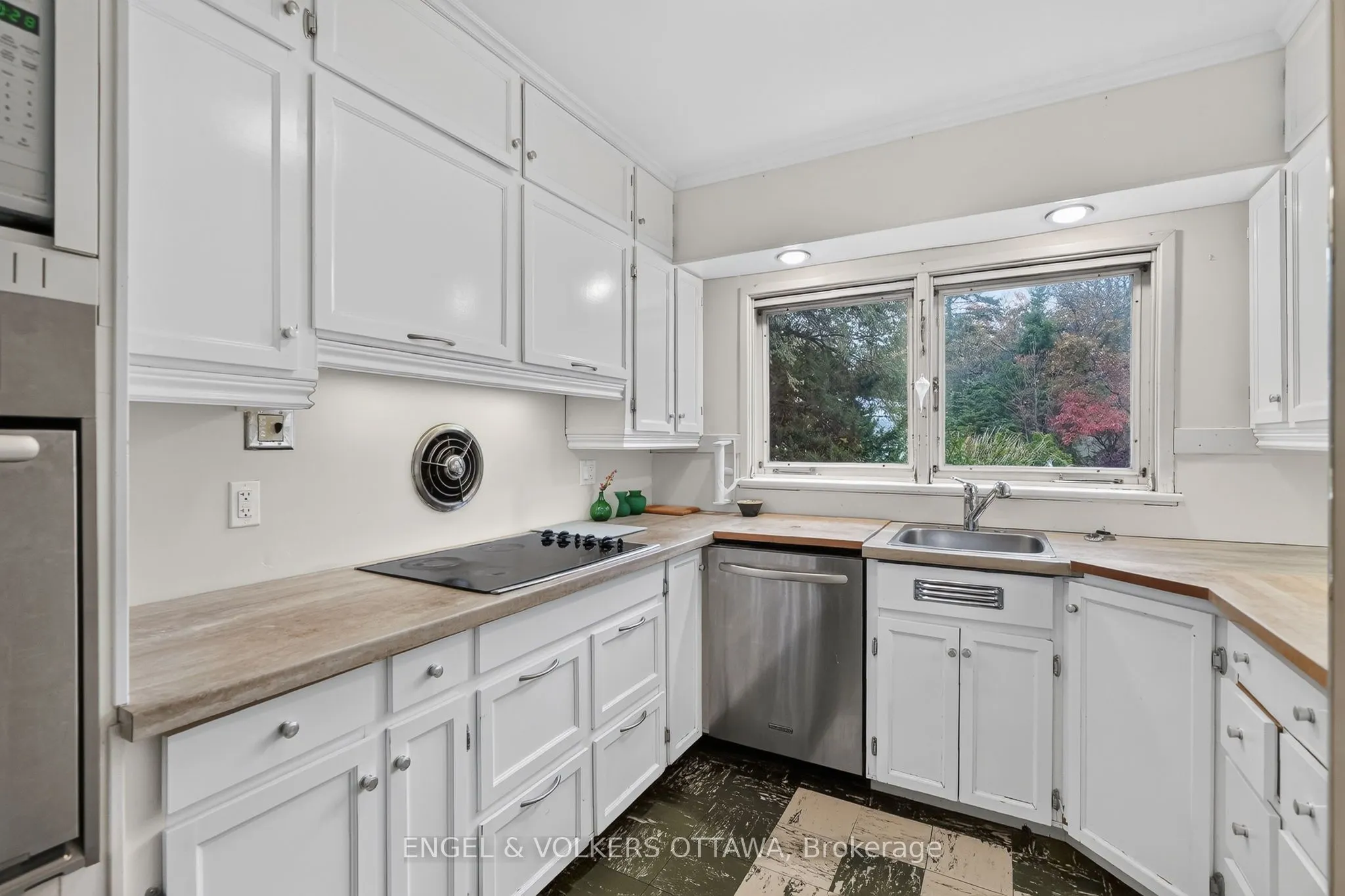 185 Lakeway Drive