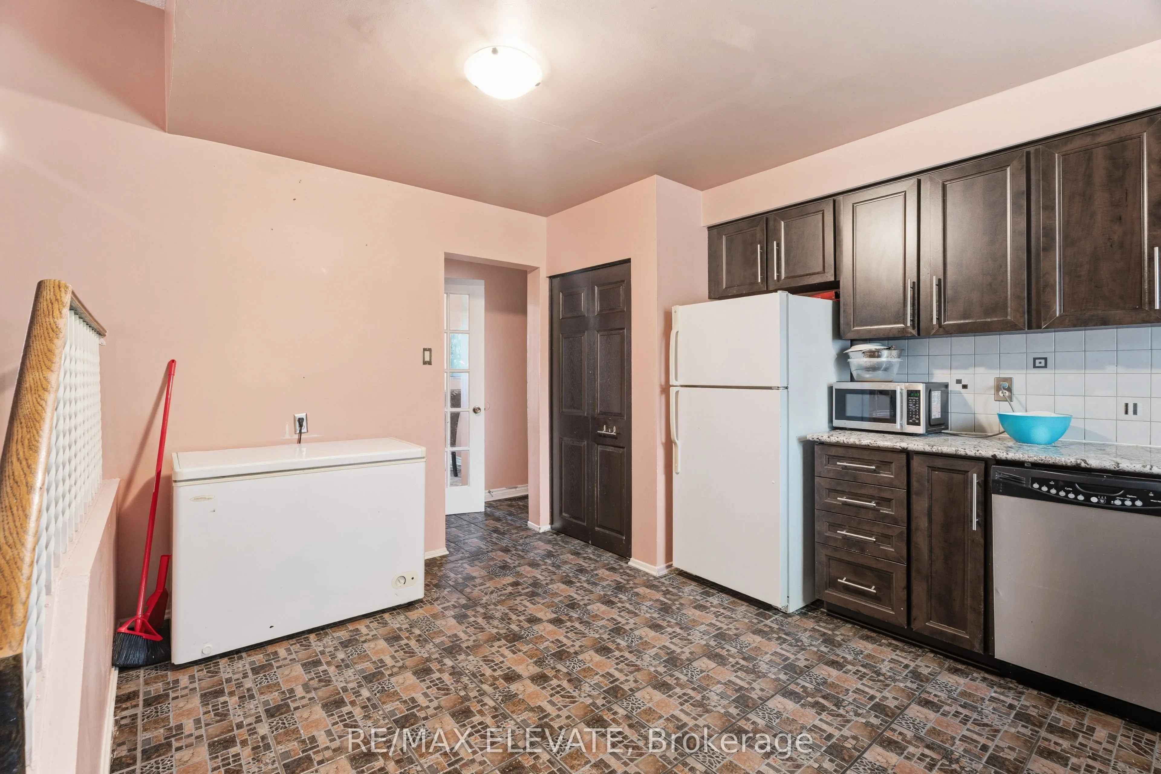 6104 Vineyard Drive