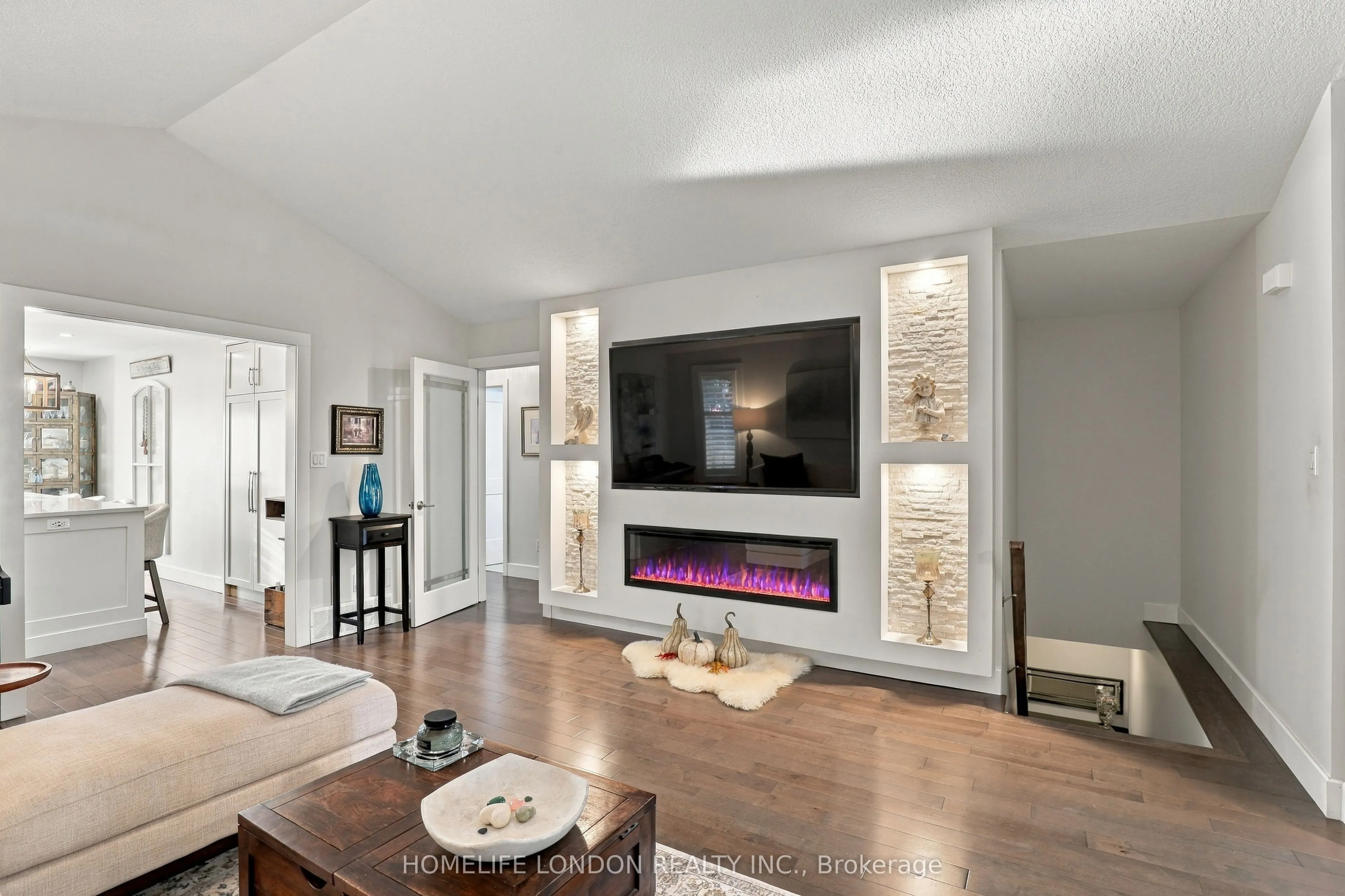 2195 Thornicroft Crescent E