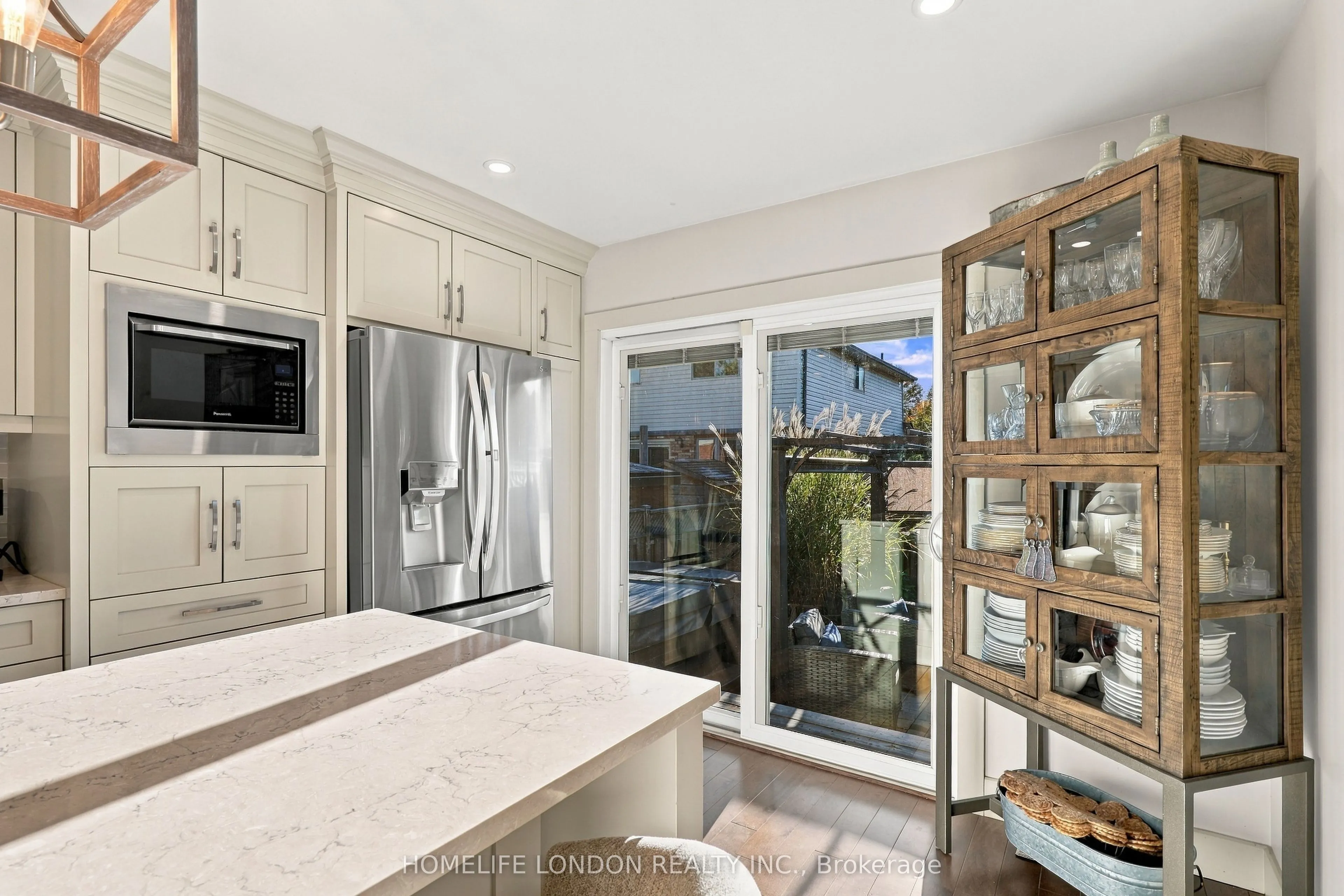 2195 Thornicroft Crescent E