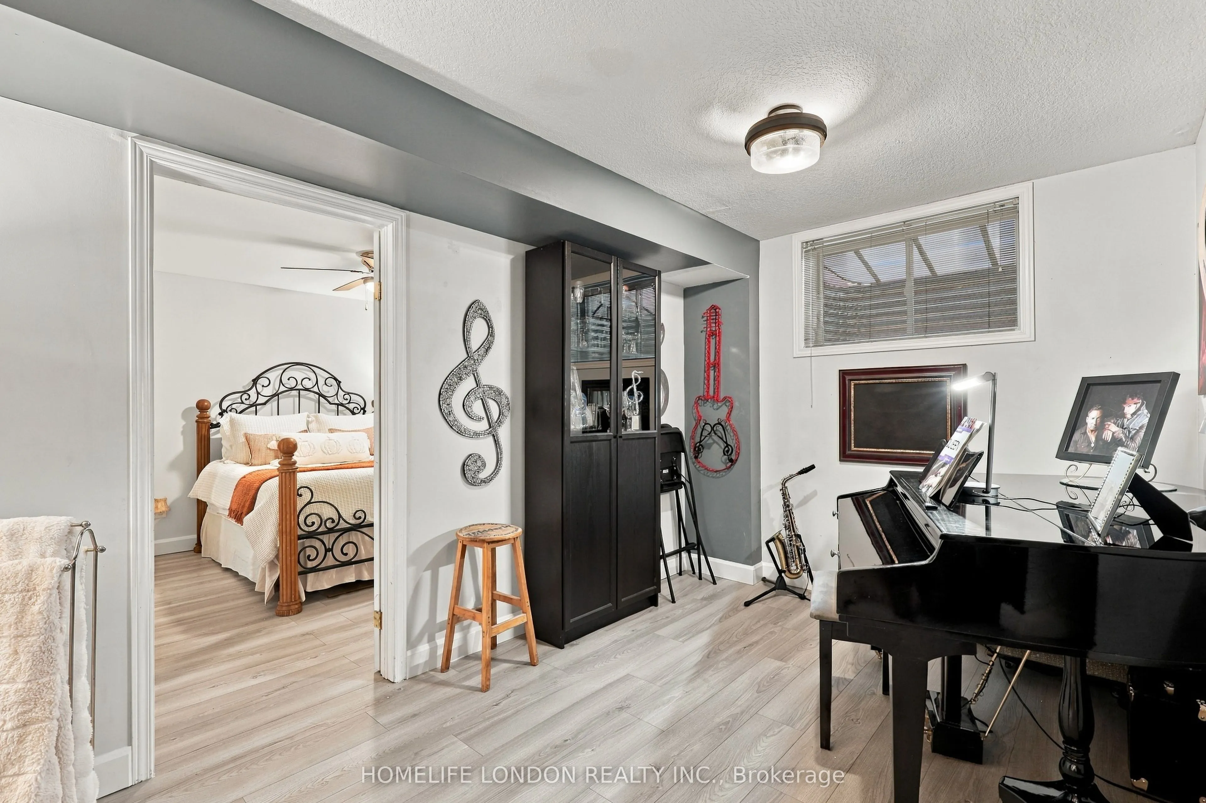 2195 Thornicroft Crescent E