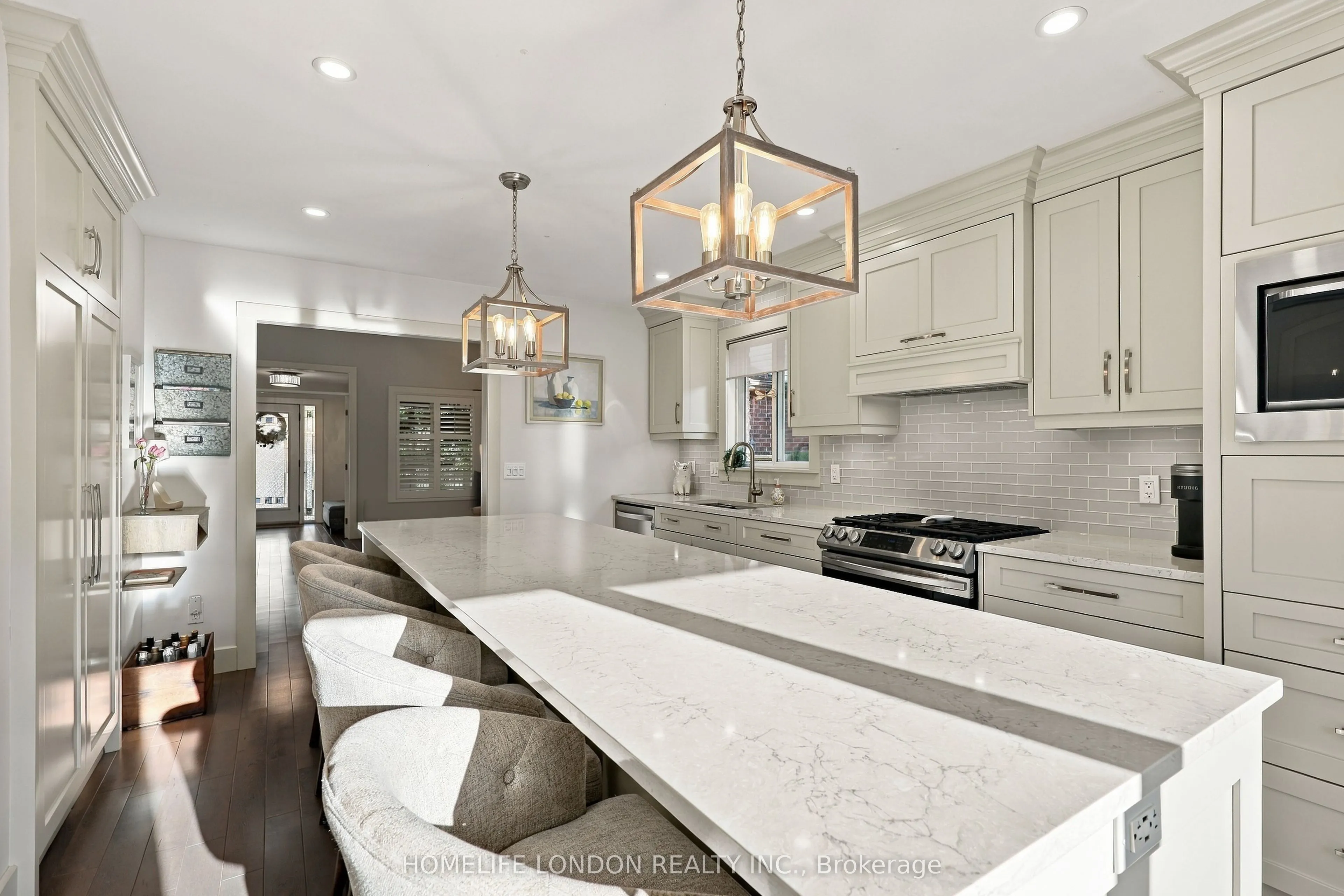 2195 Thornicroft Crescent E