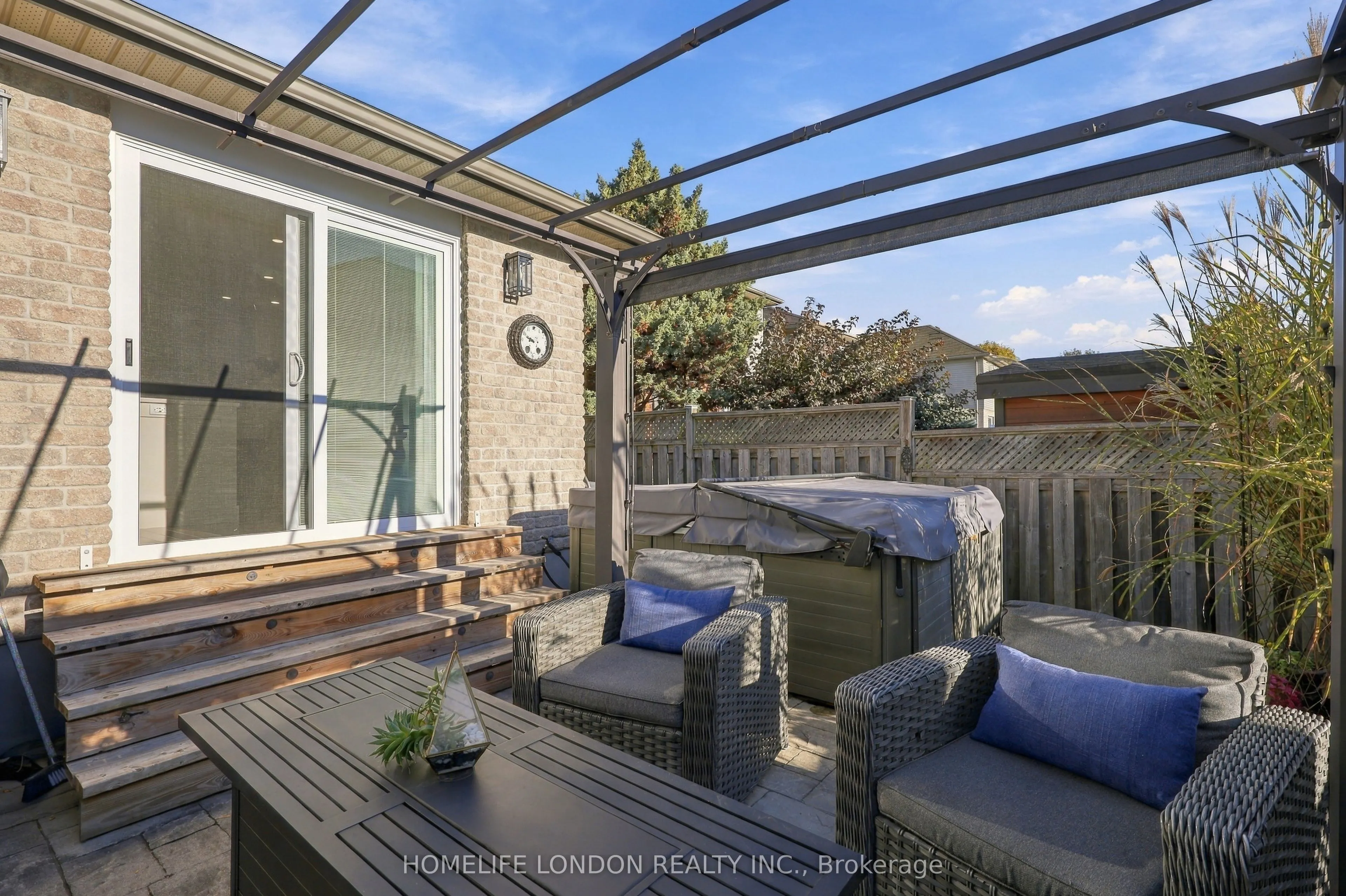 2195 Thornicroft Crescent E