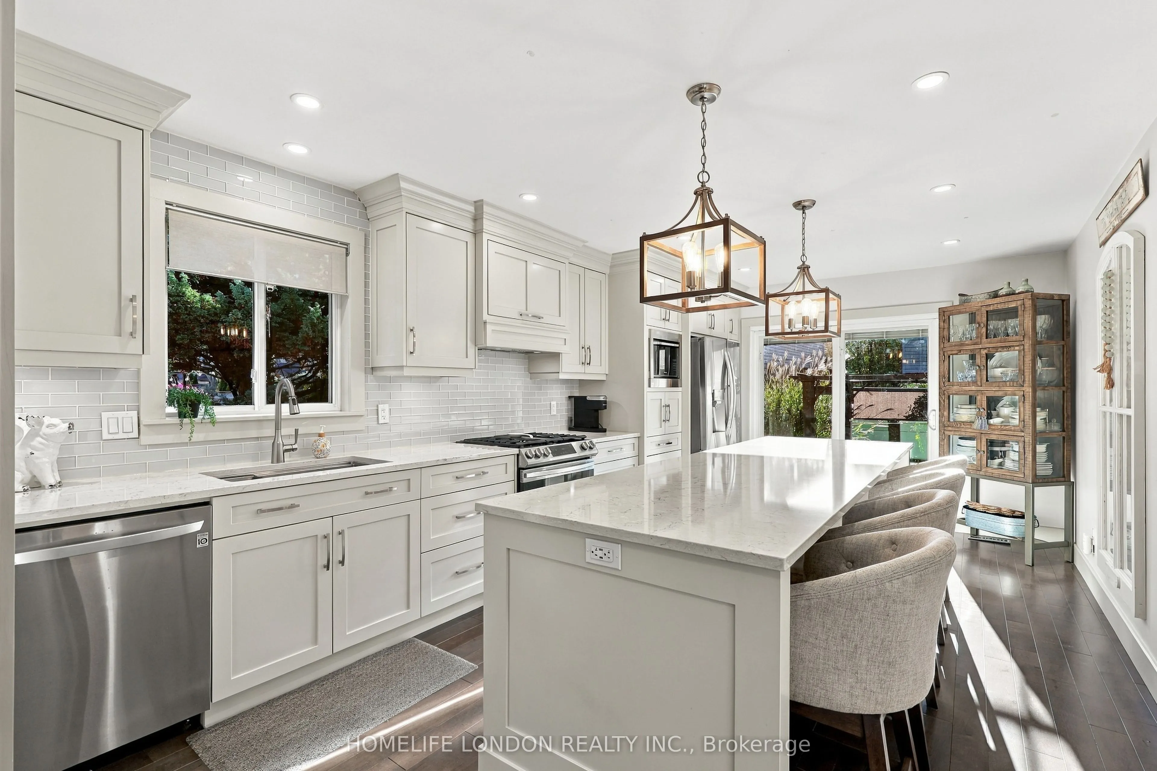 2195 Thornicroft Crescent E