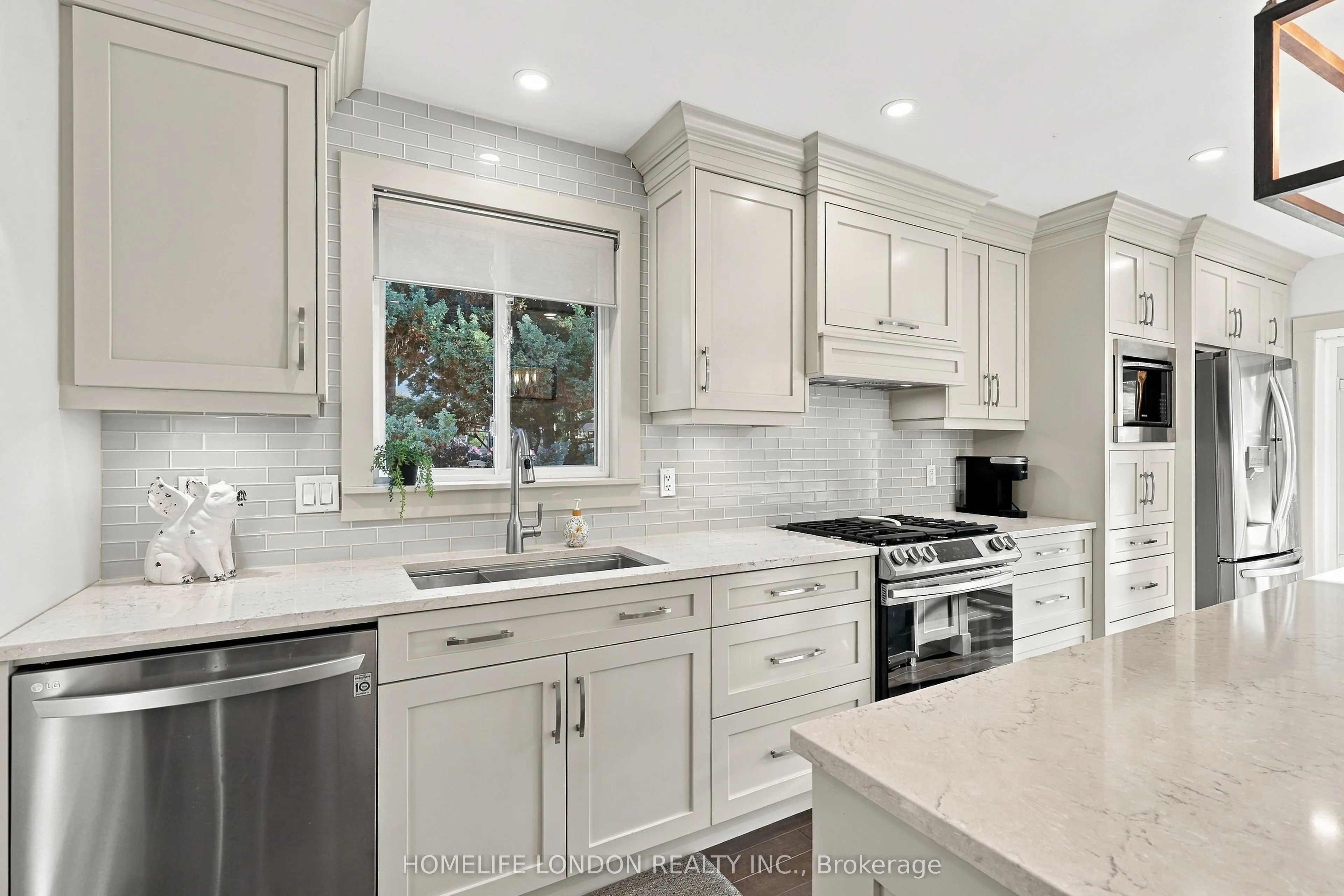 2195 Thornicroft Crescent E