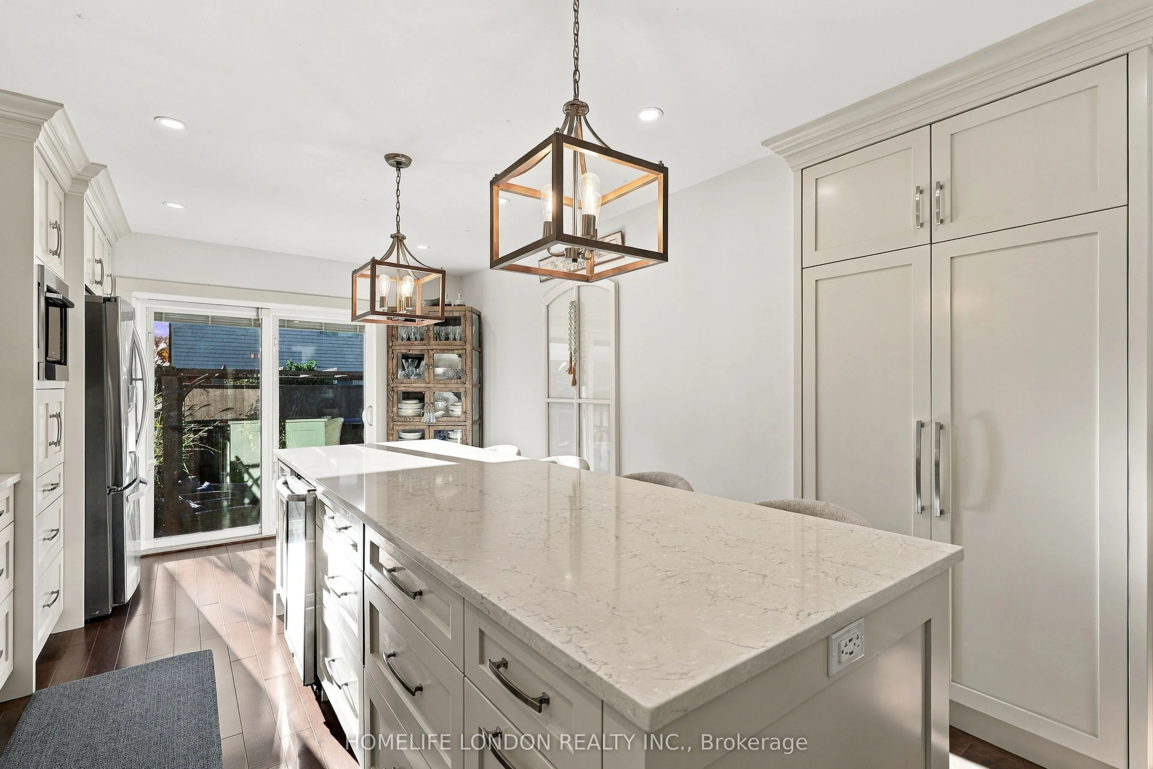 2195 Thornicroft Crescent E
