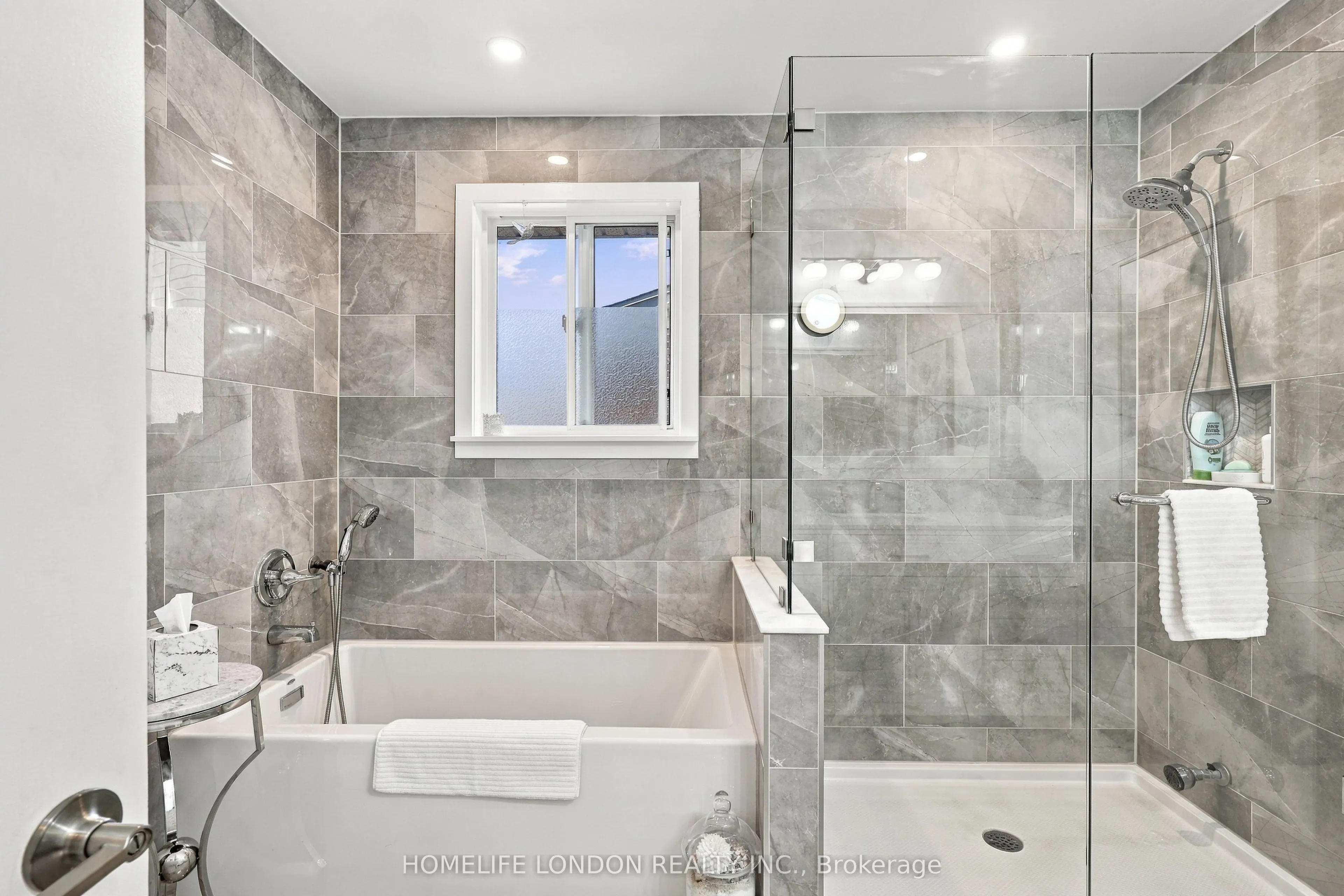 2195 Thornicroft Crescent E