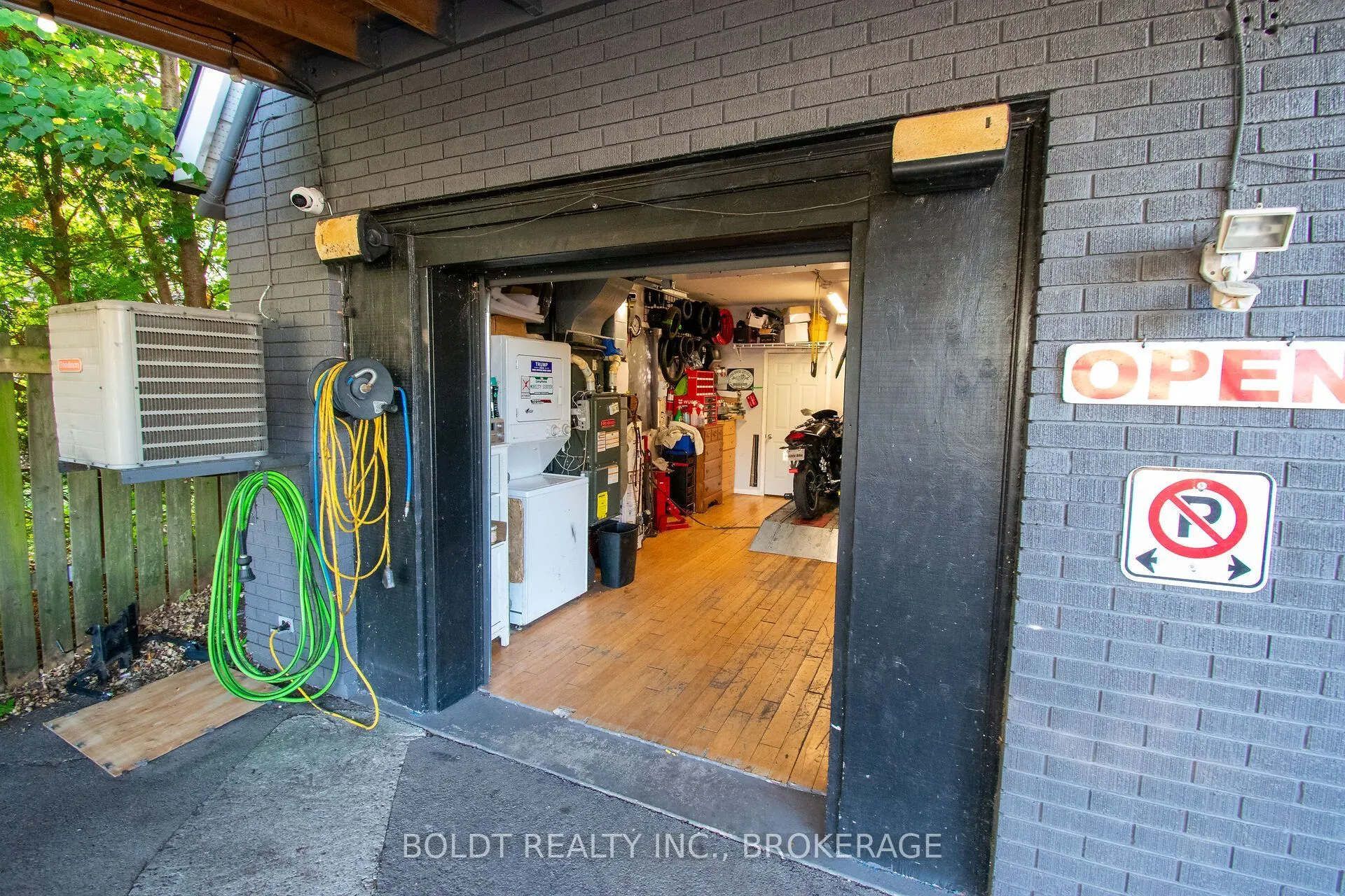 7004 Lundys Lane