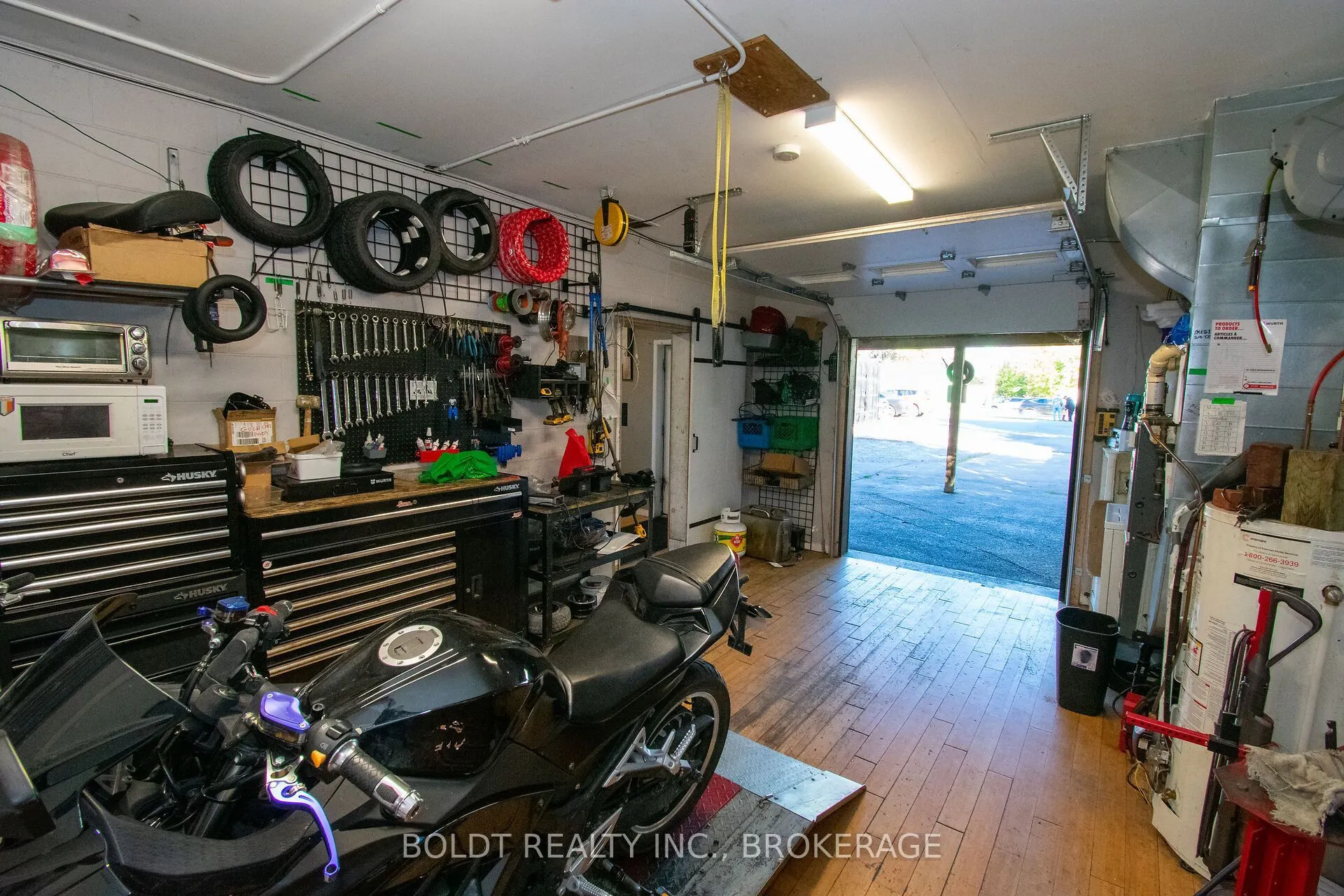 7004 Lundys Lane