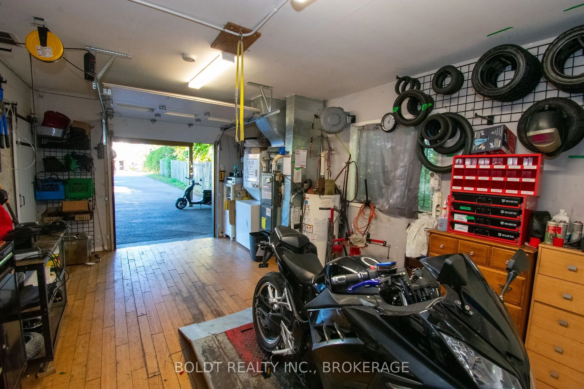 7004 Lundys Lane