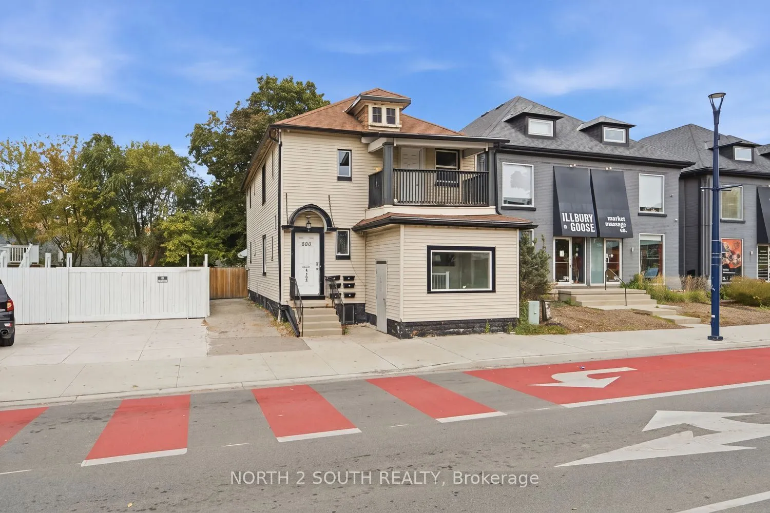 880 Dundas Street E
