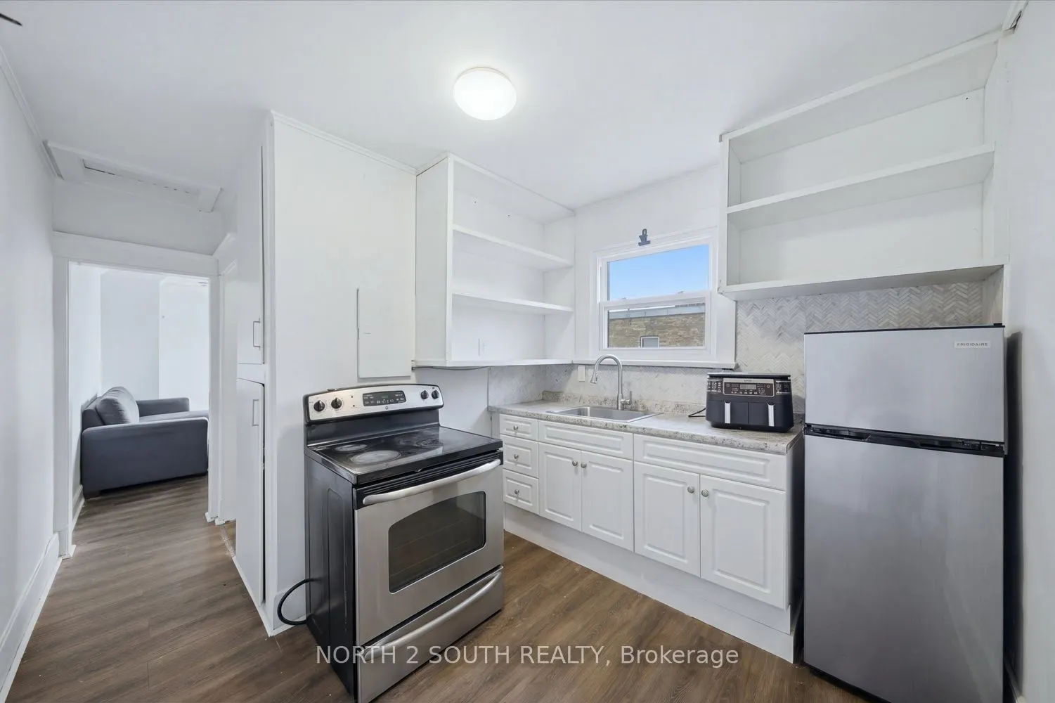 880 Dundas Street E