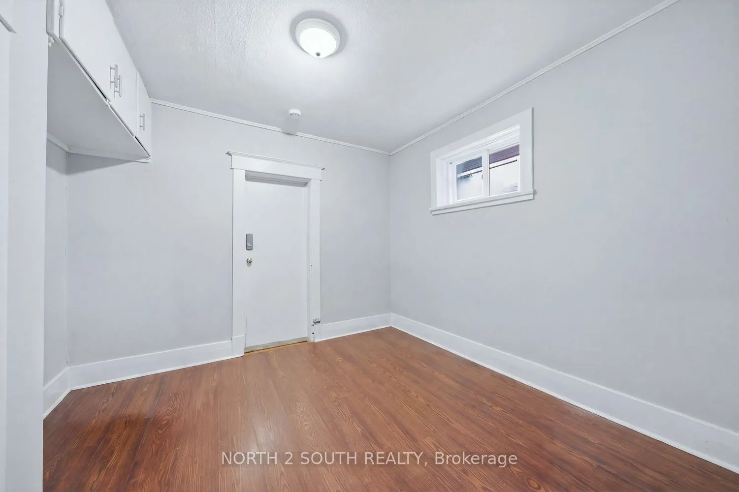 880 Dundas Street E