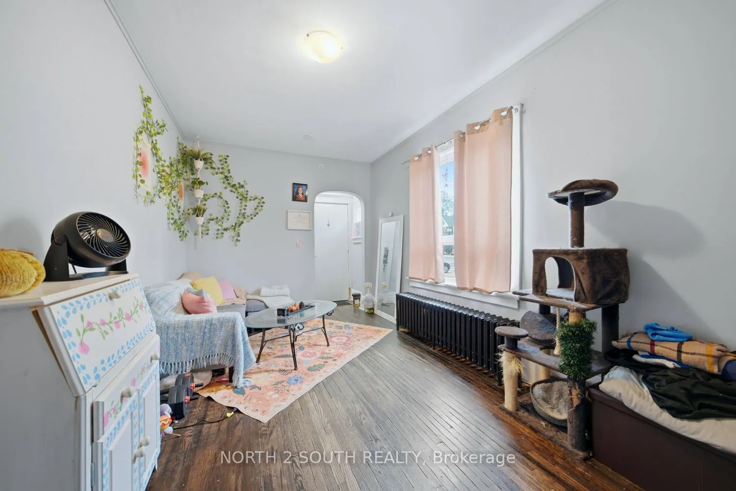 880 Dundas Street E