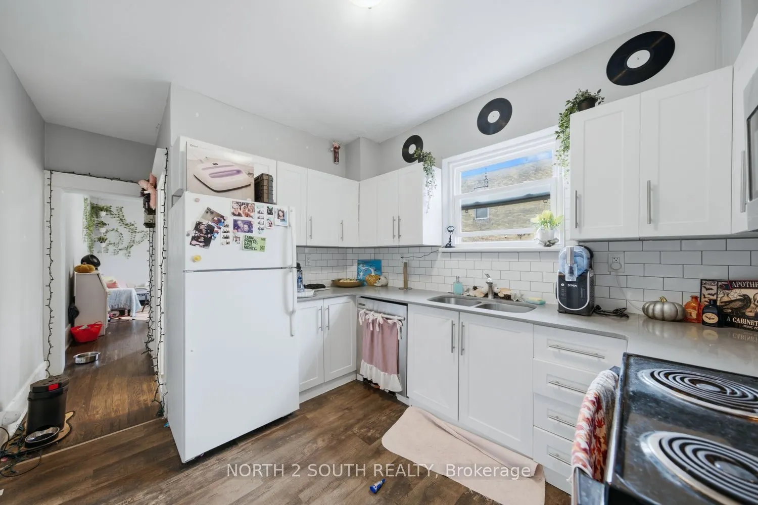 880 Dundas Street E