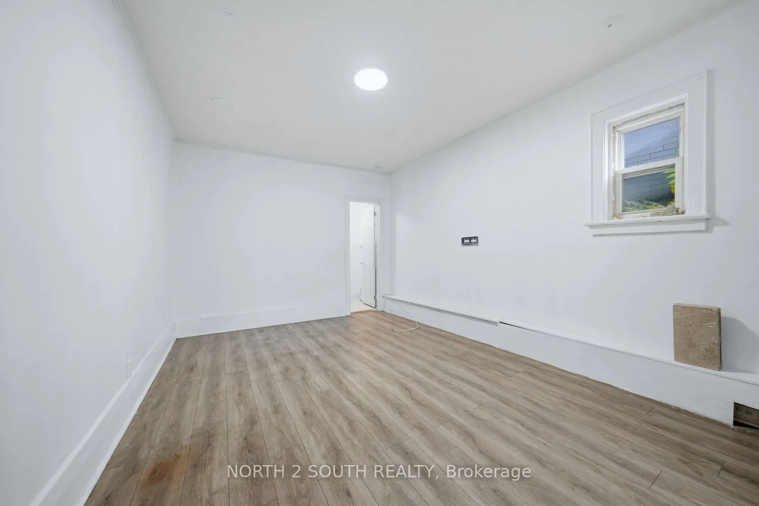 880 Dundas Street E