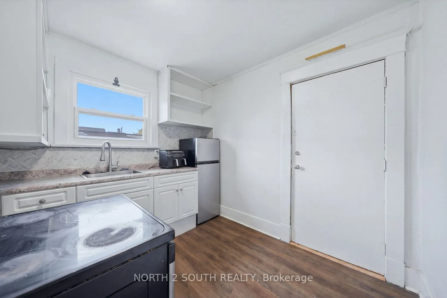 880 Dundas Street E