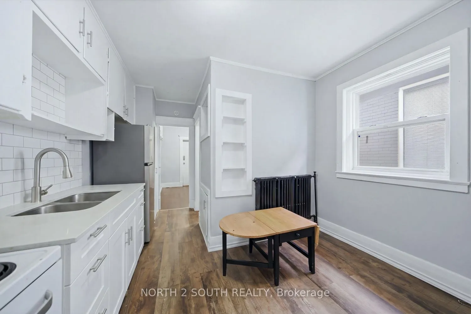 880 Dundas Street E