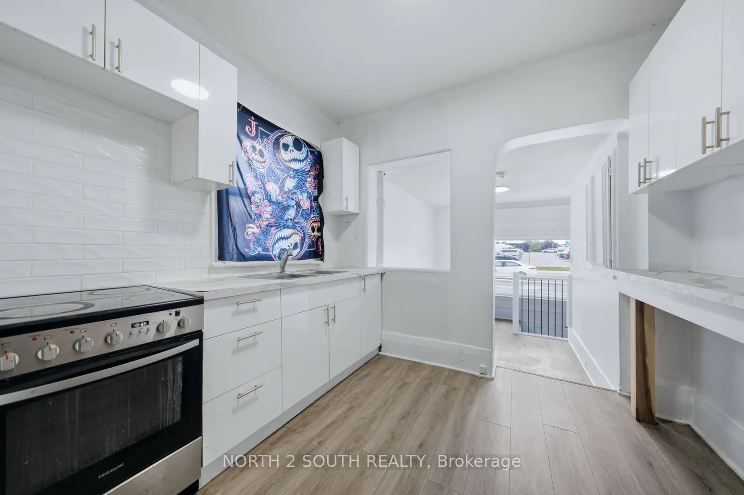 880 Dundas Street E