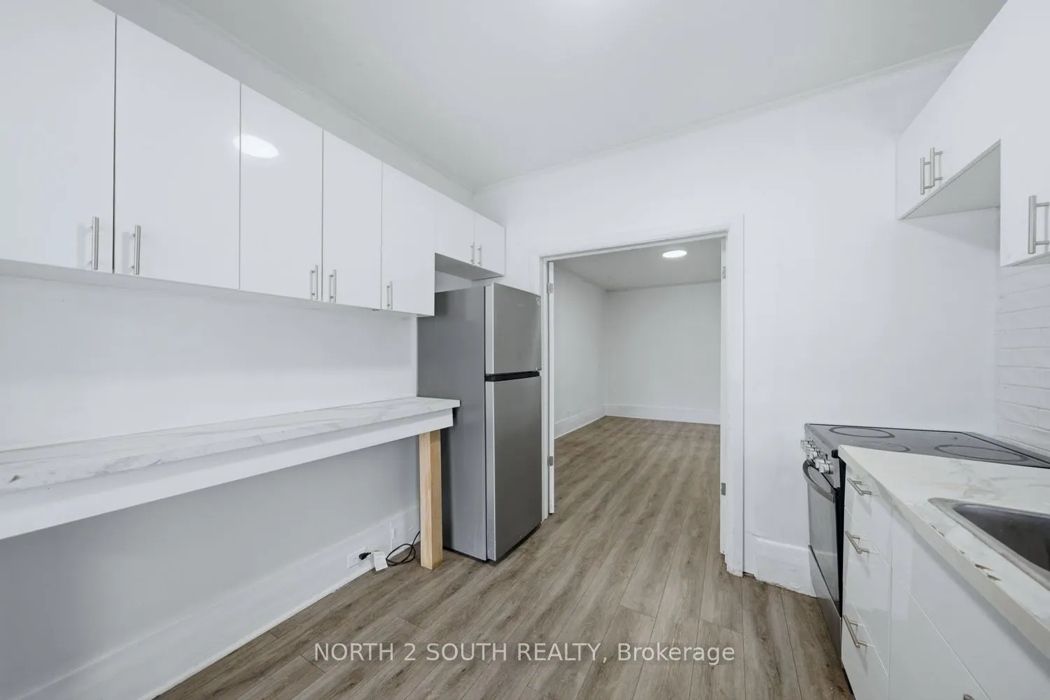 880 Dundas Street E