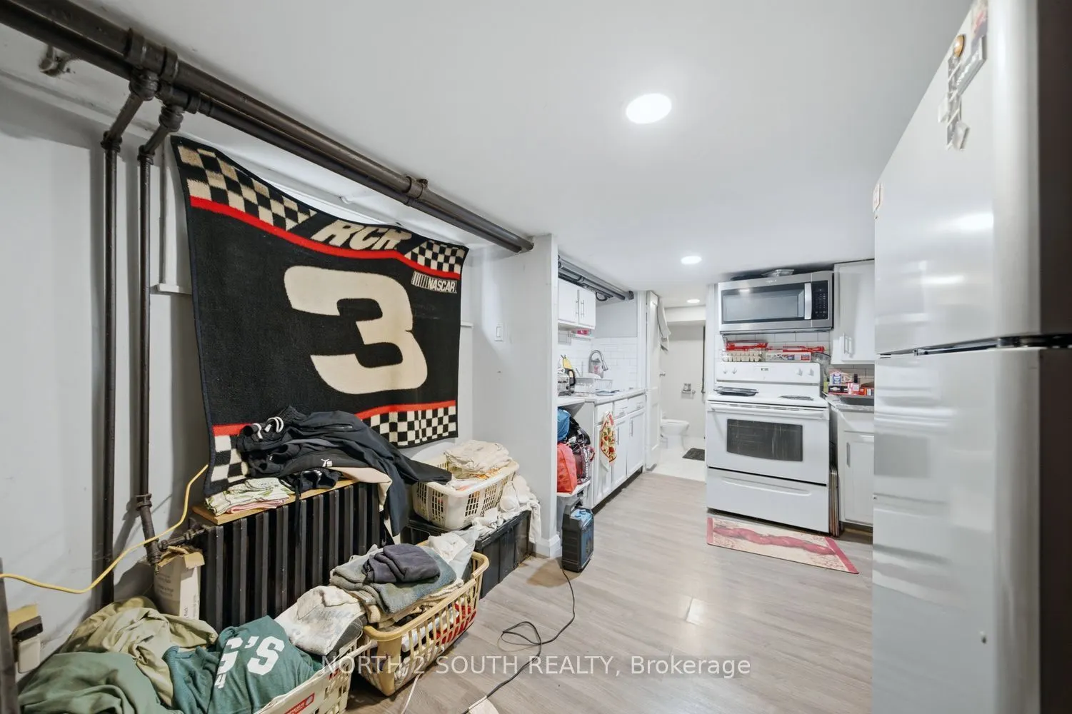 880 Dundas Street E