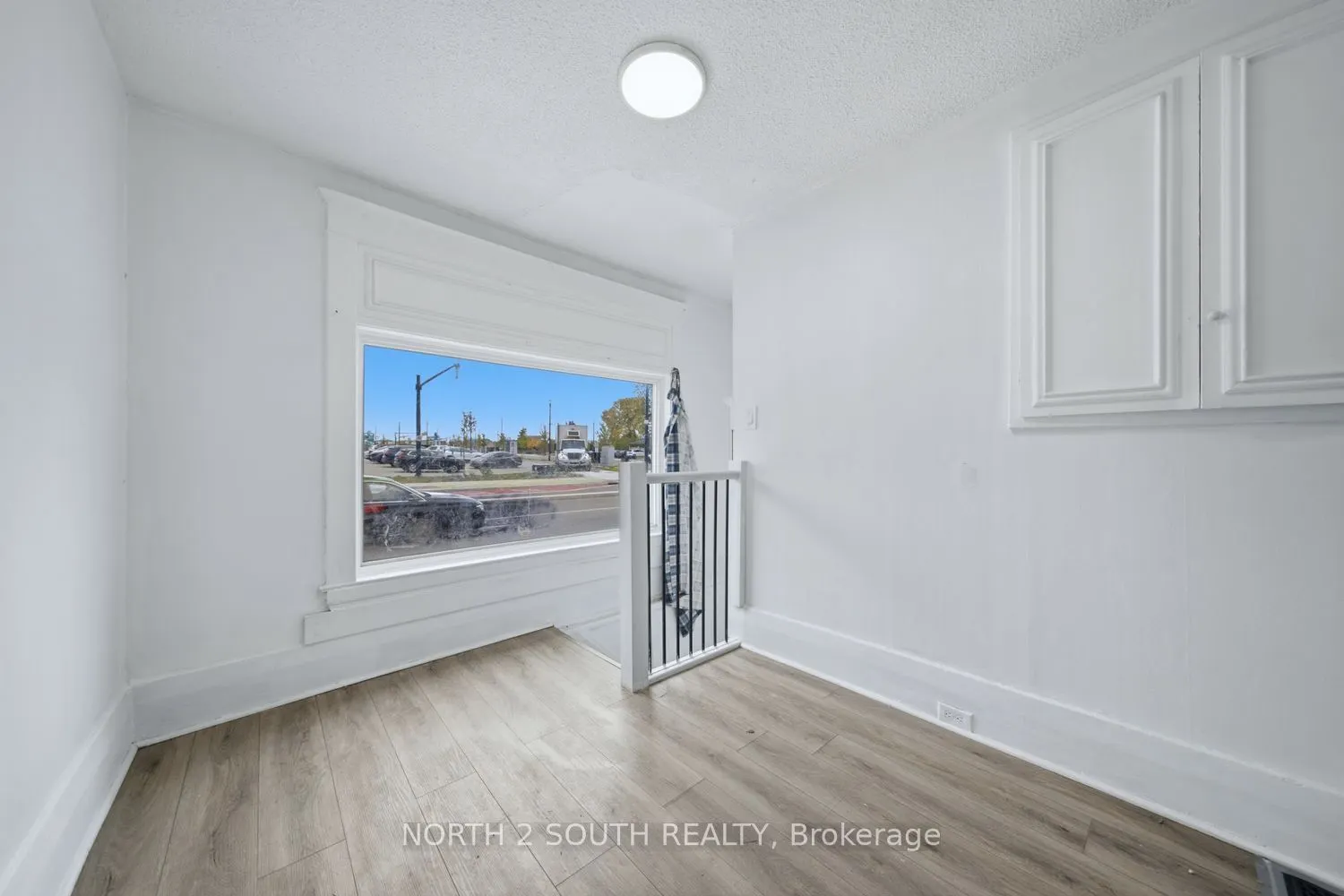 880 Dundas Street E