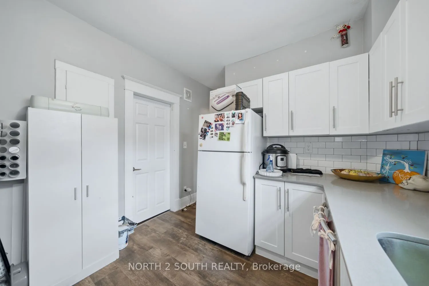 880 Dundas Street E