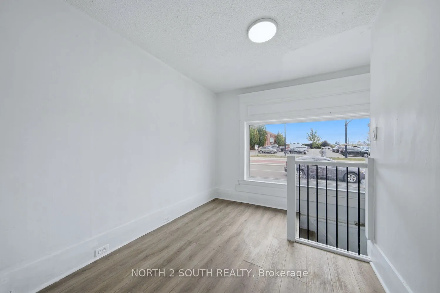880 Dundas Street E
